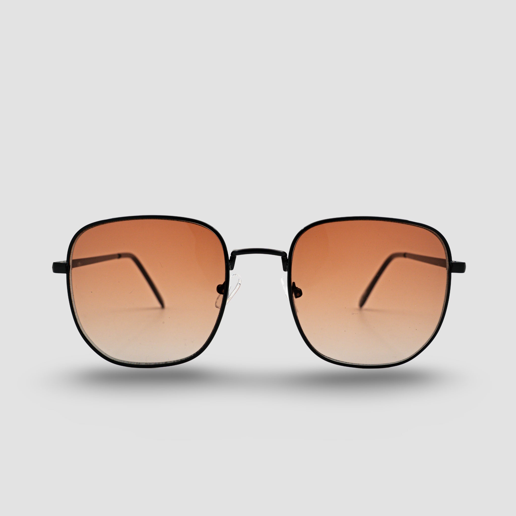 Stijlvolle zonnebril met zwarte montuur en bruine glazen, perfect voor zonbescherming en mode.