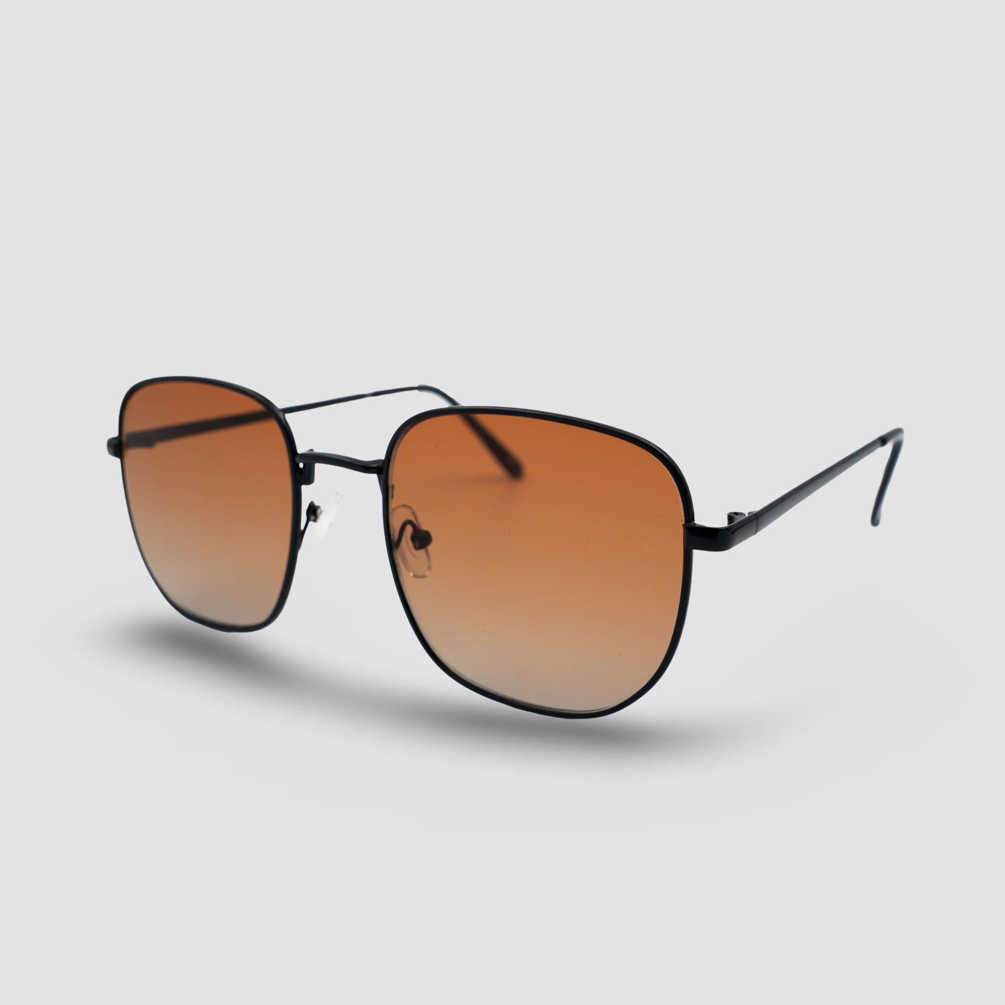 Stijlvolle zonnebril met zwarte montuur en bruine glazen, perfect voor zonbescherming en mode.