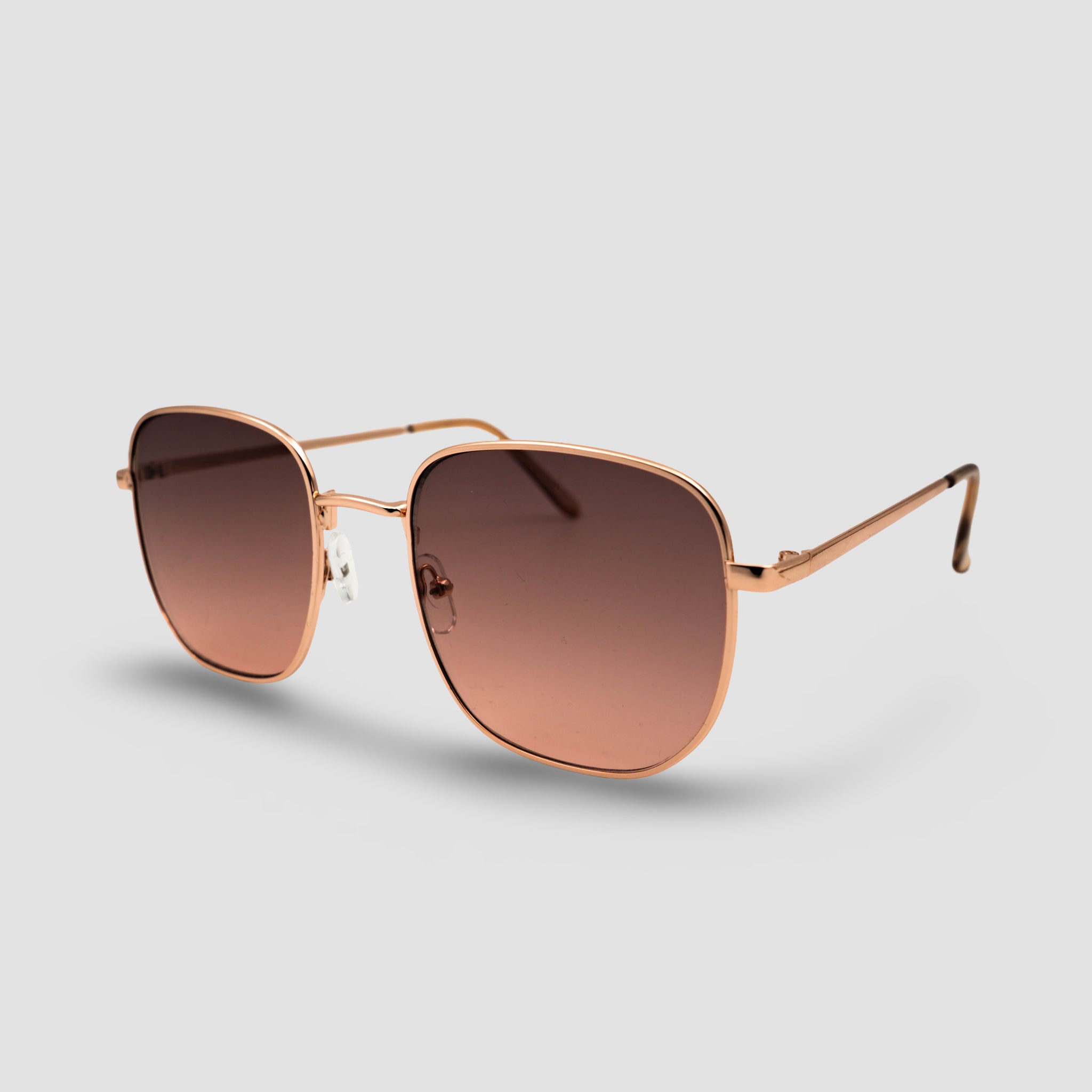 Stijlvolle zonnebril met rosegouden montuur en bruine gradient glazen, perfect voor zomerse dagen.