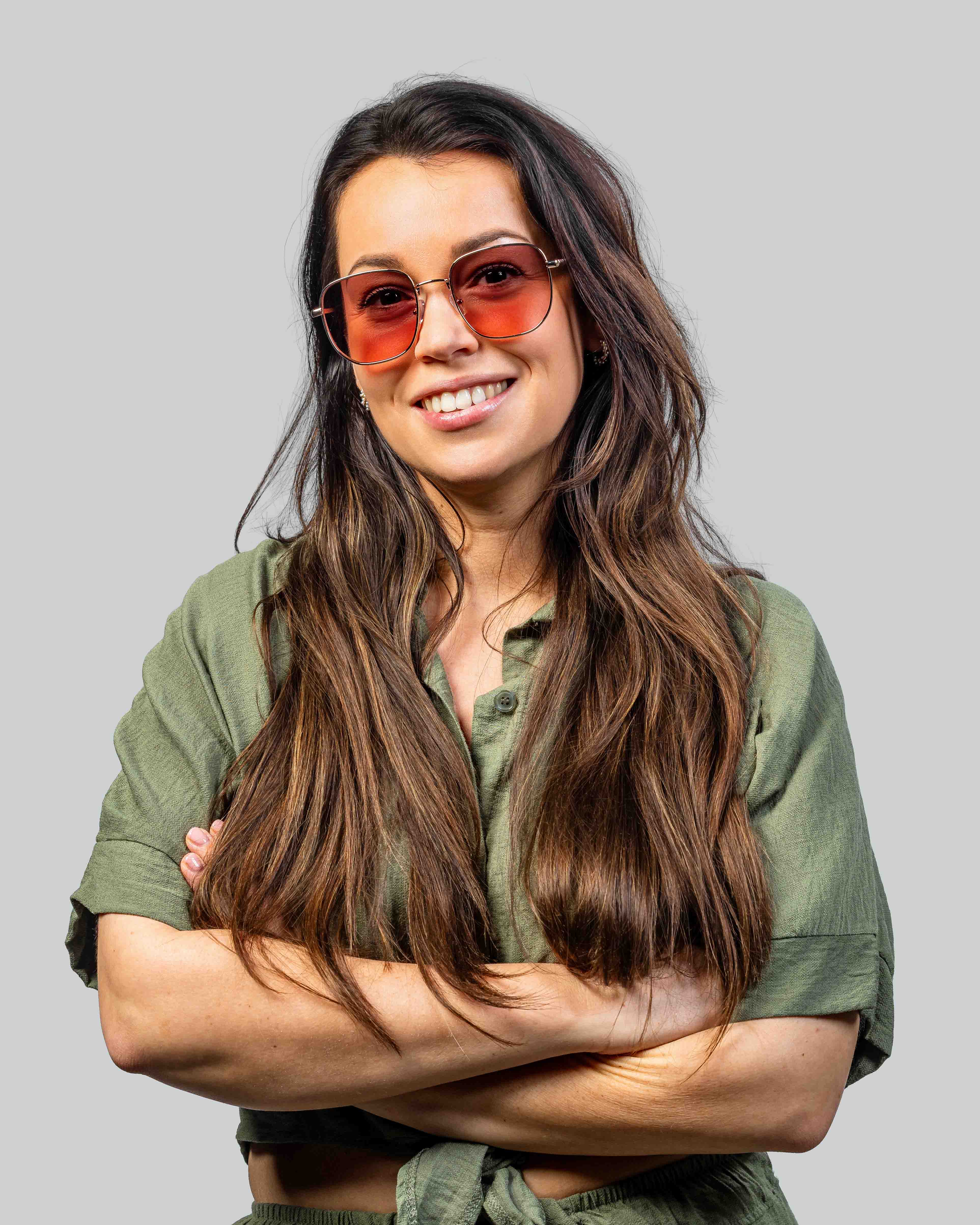 Vrouw met stijlvolle zonnebril en roze glazen, perfect voor zomerse dagen