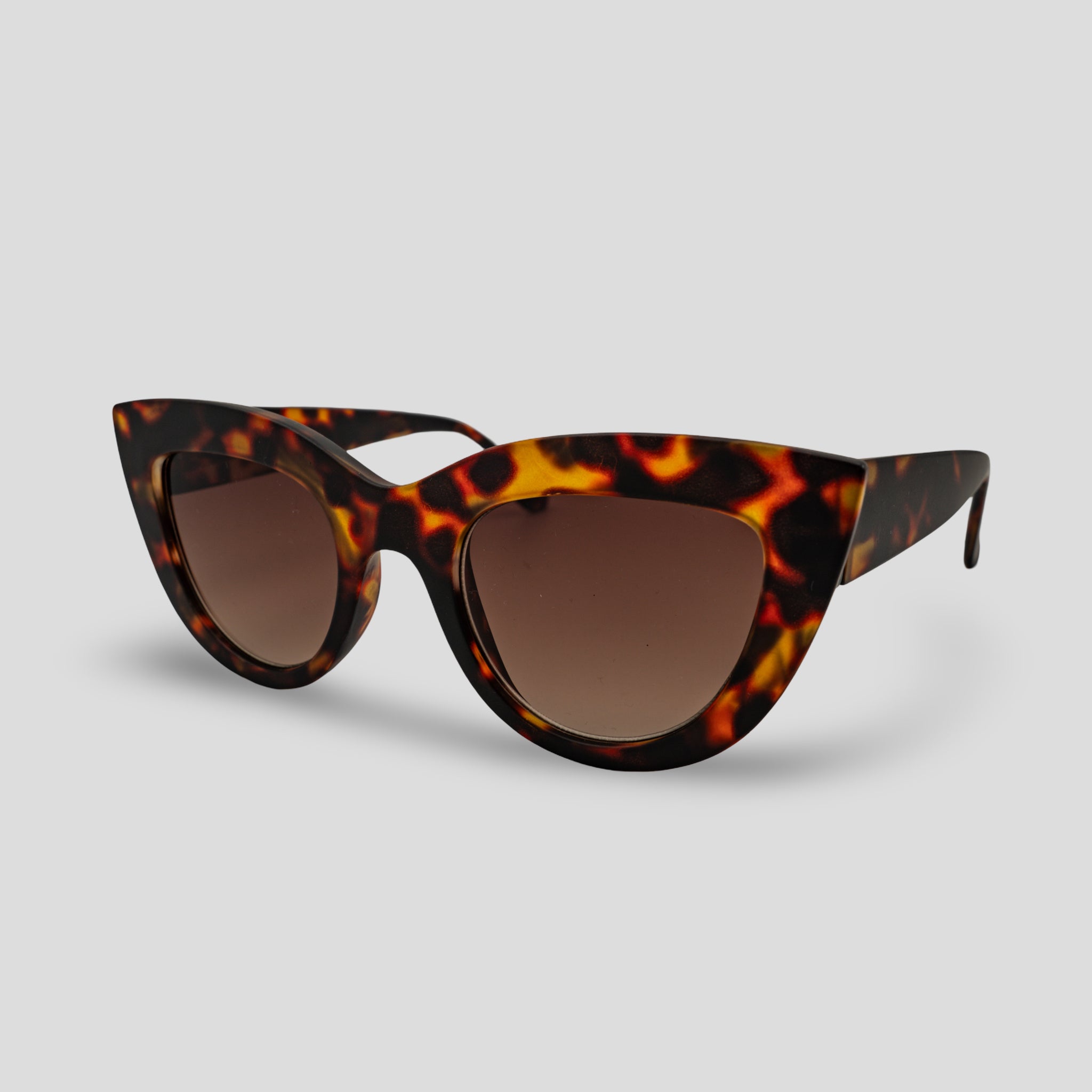 Stijlvolle tortoise shell zonnebril met cat-eye vorm en bruine glazen, perfect voor een modieuze look.