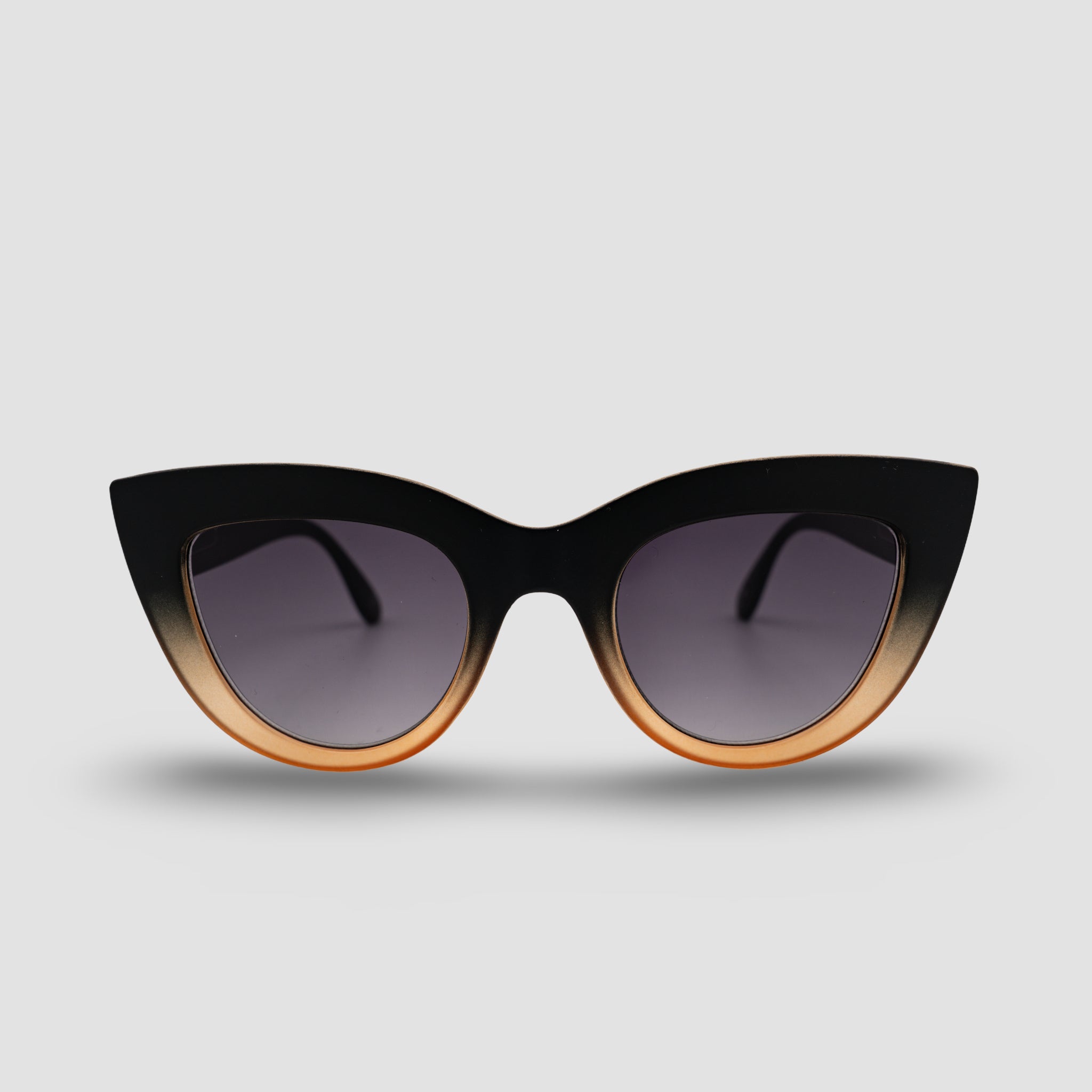Stijlvolle cat-eye zonnebril met zwarte en gouden montuur, perfect voor een modieus look.