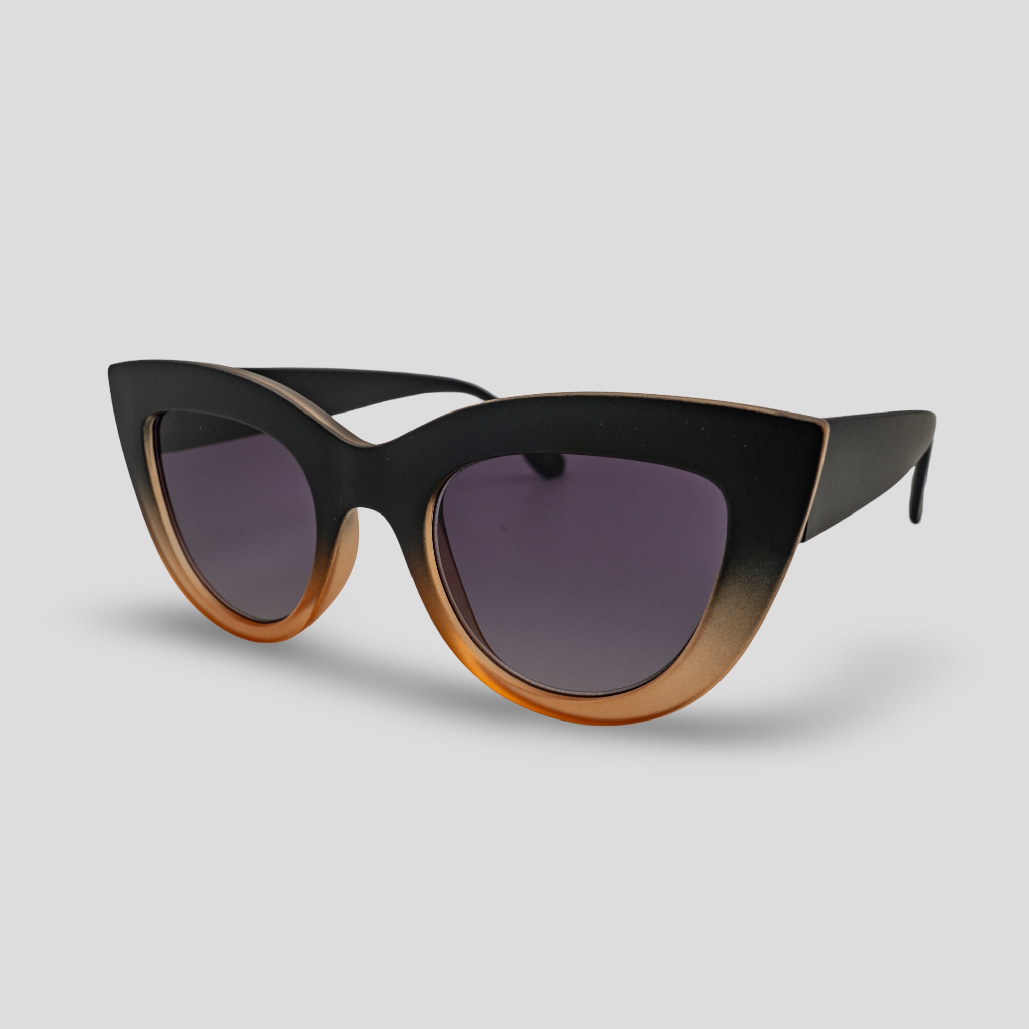 Stijlvolle cat-eye zonnebril met zwarte en amberkleurige montuur en donkere glazen