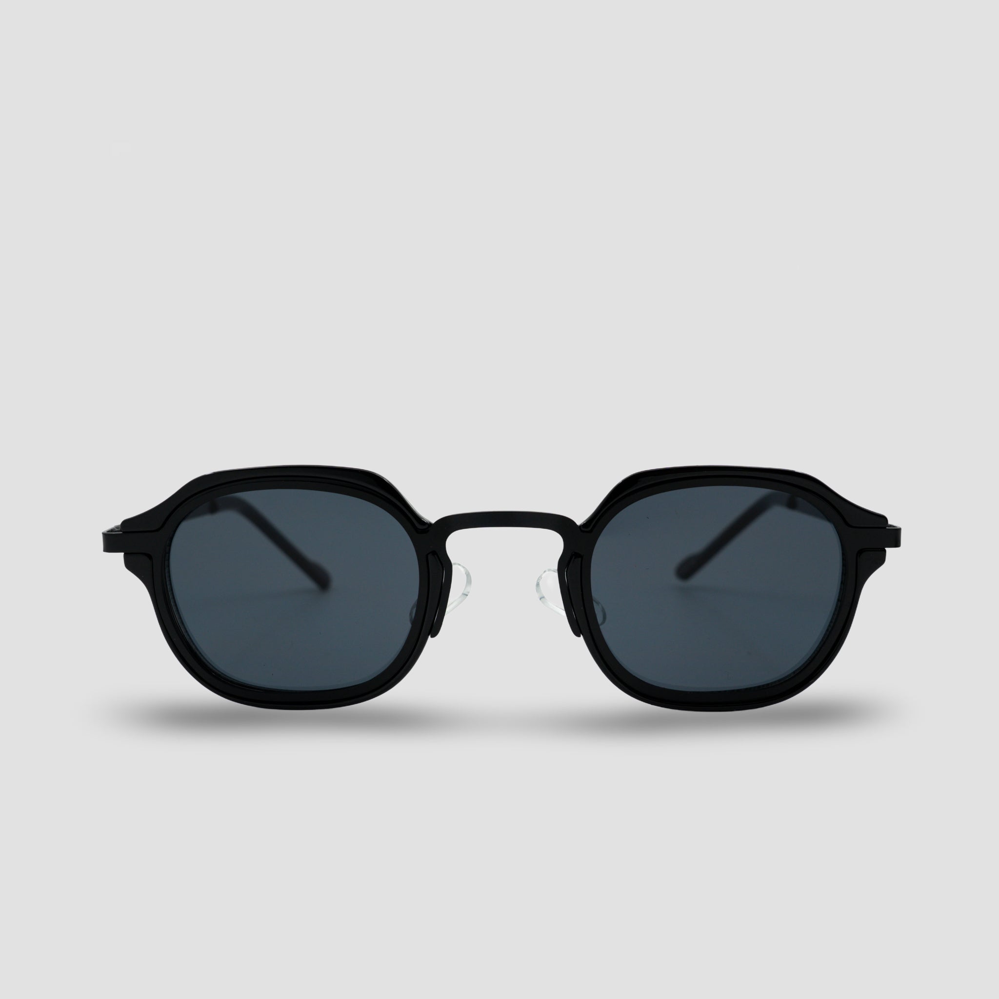 Stijlvolle zwarte zonnebril met donkere glazen, perfect voor dagelijks gebruik en zonbescherming.