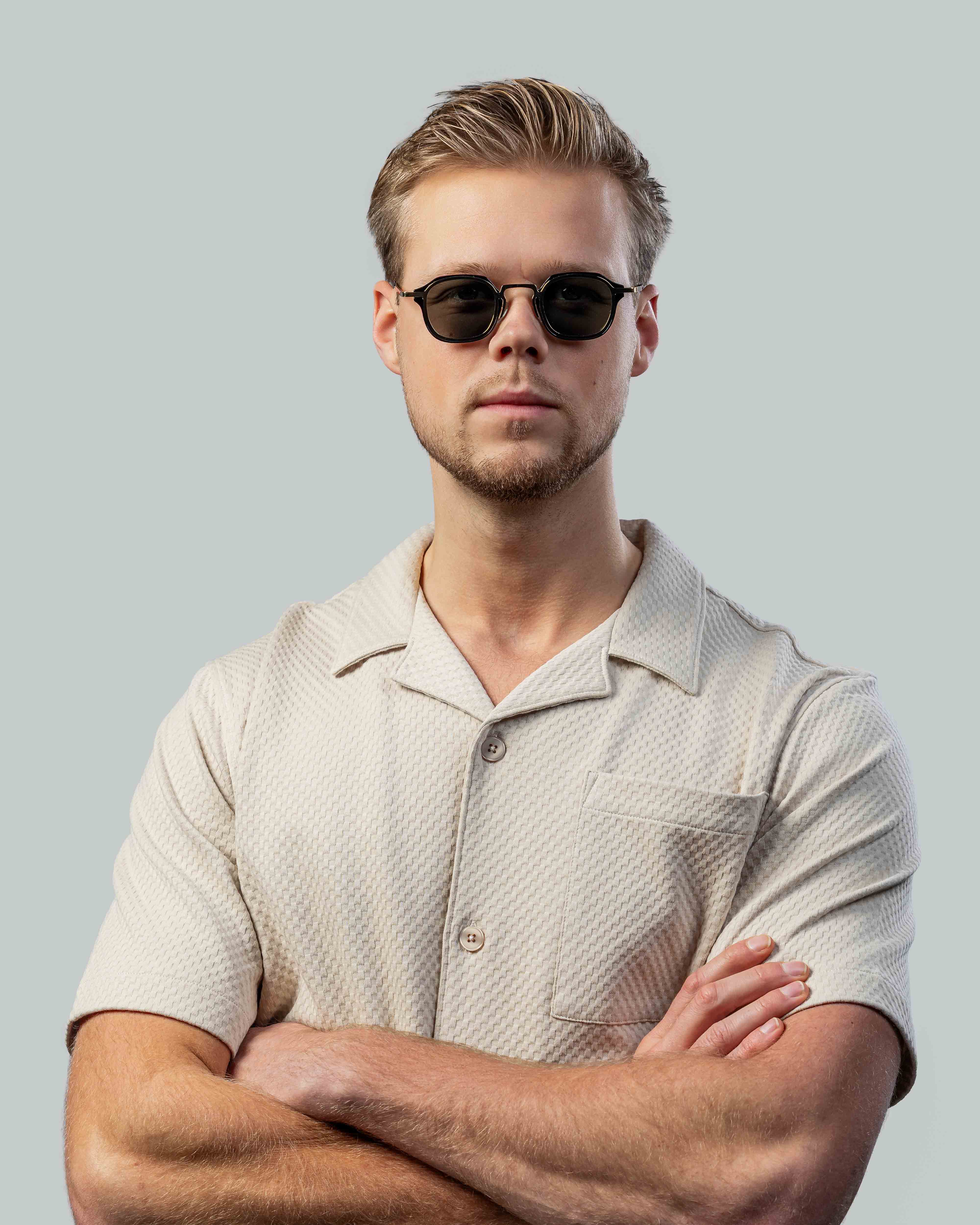 Stijlvolle zonnebril voor mannen, perfect voor een moderne look met lage prijs
