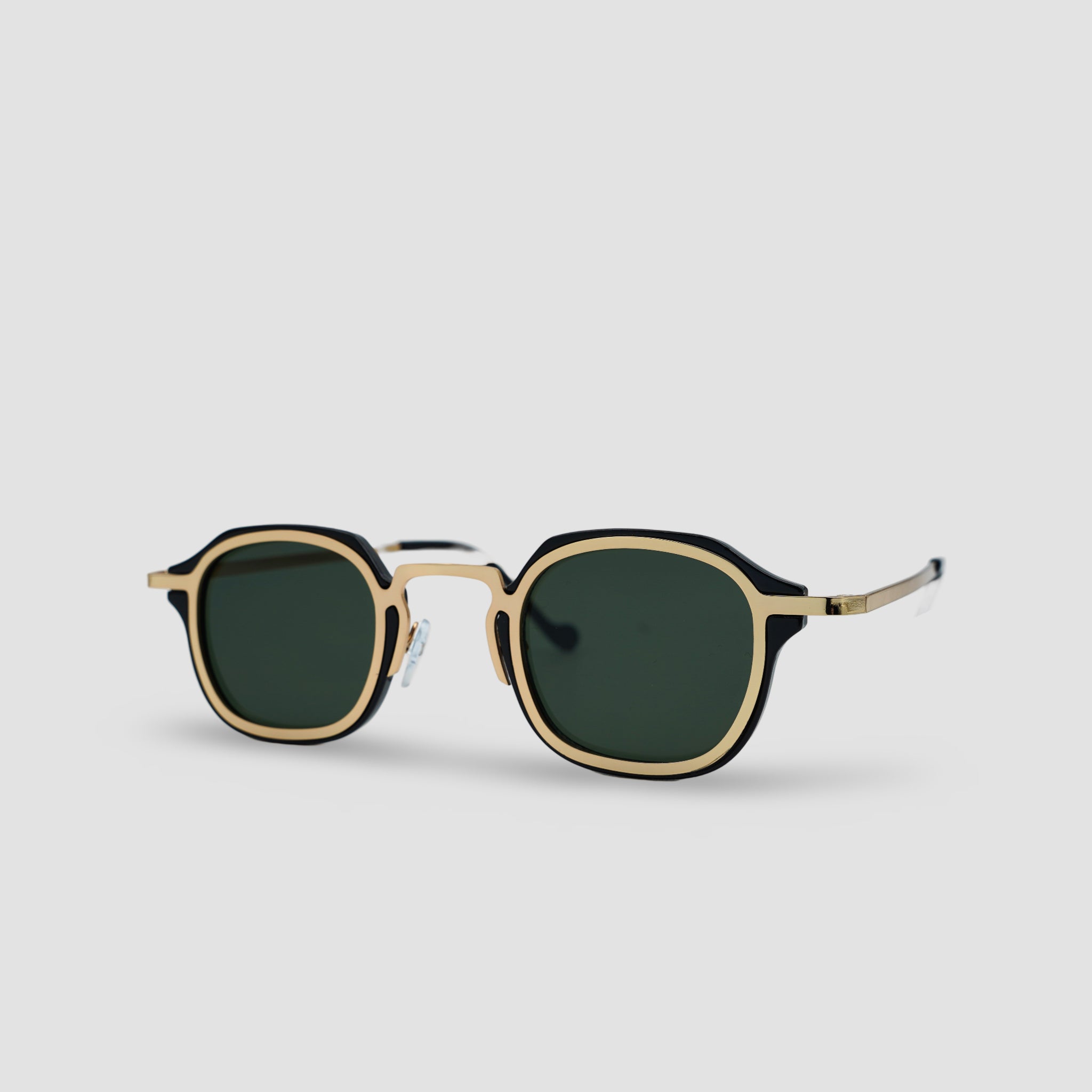 Stijlvolle zonnebril met goudkleurige montuur en donkergroene glazen, perfect voor een modieuze look.