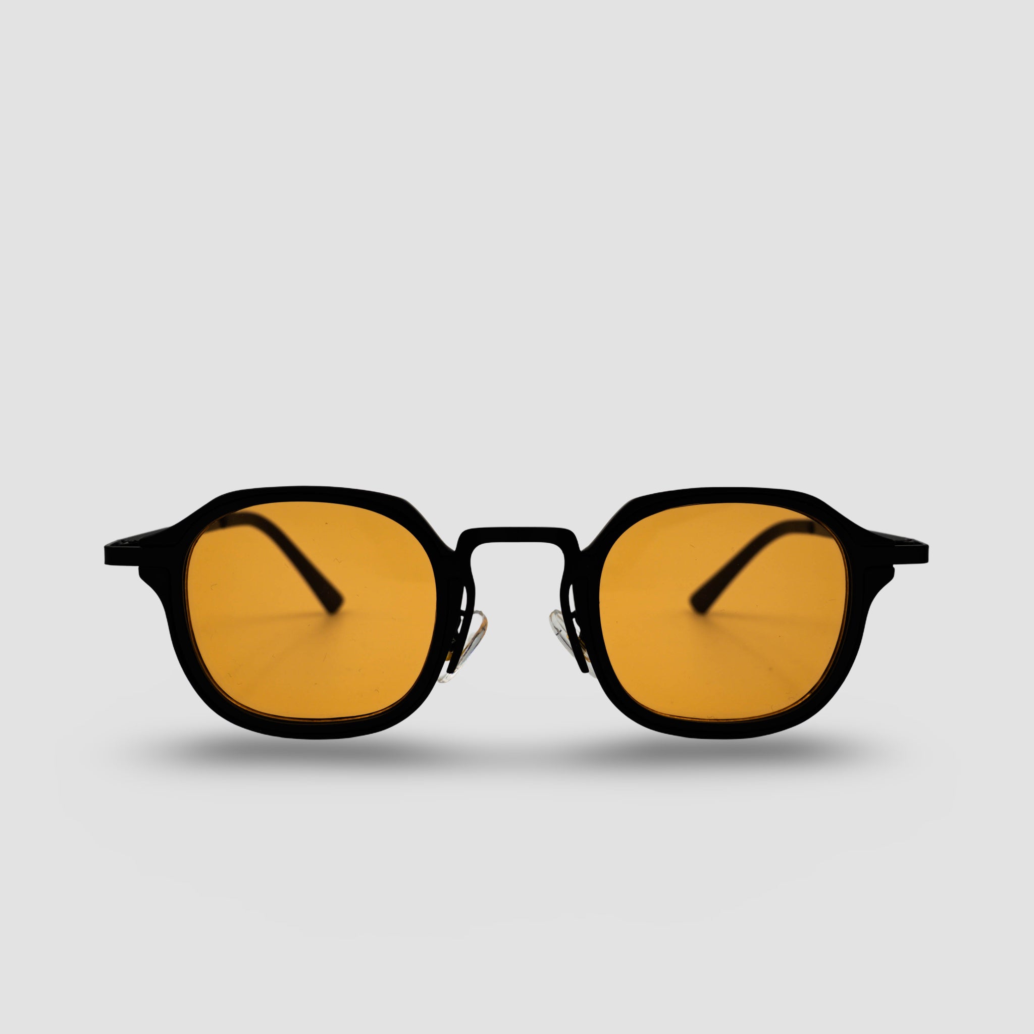 Stijlvolle zonnebril met zwarte montuur en oranje glazen, perfect voor een trendy look.