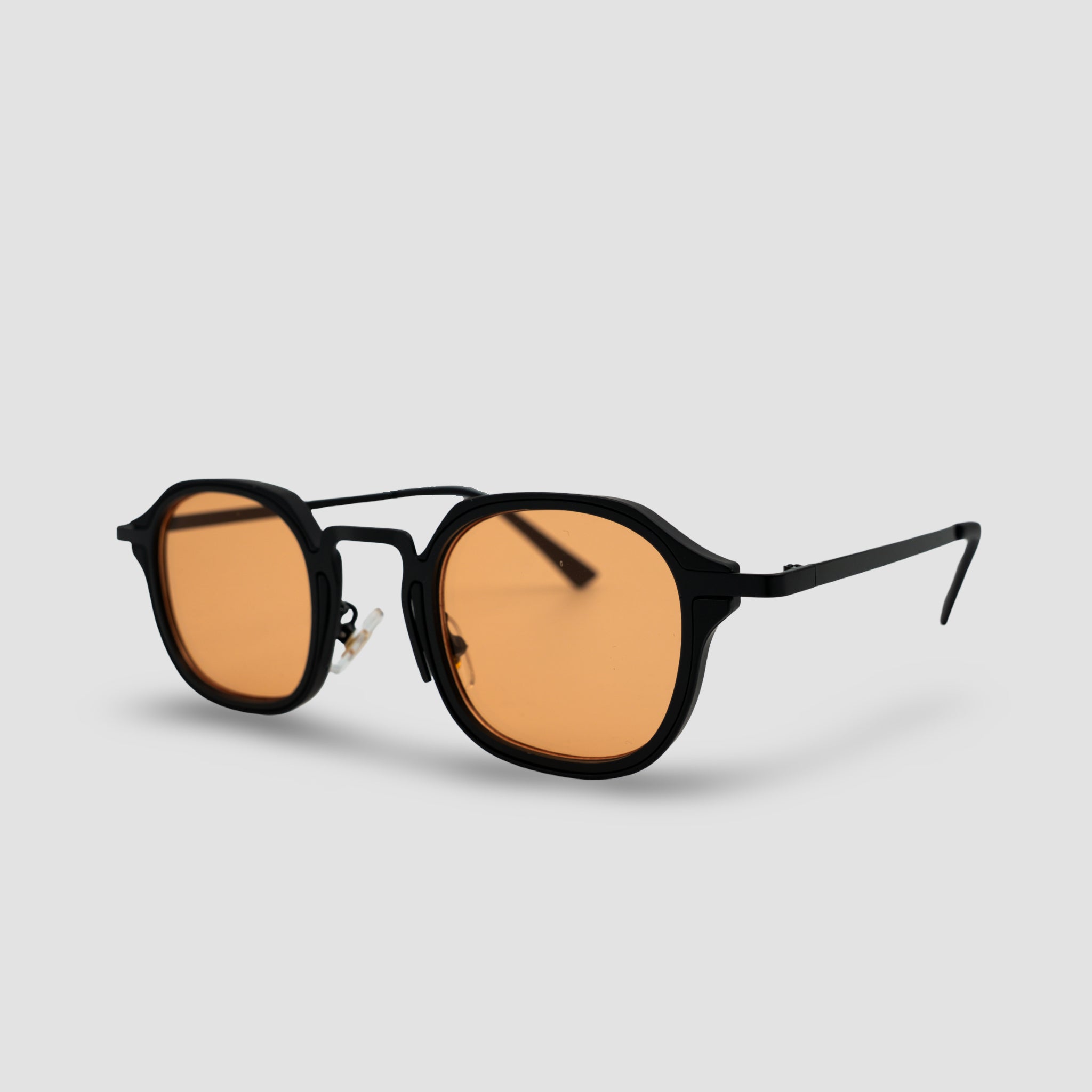 Stijlvolle zonnebril met zwarte montuur en oranje glazen, perfect voor zonnige dagen.