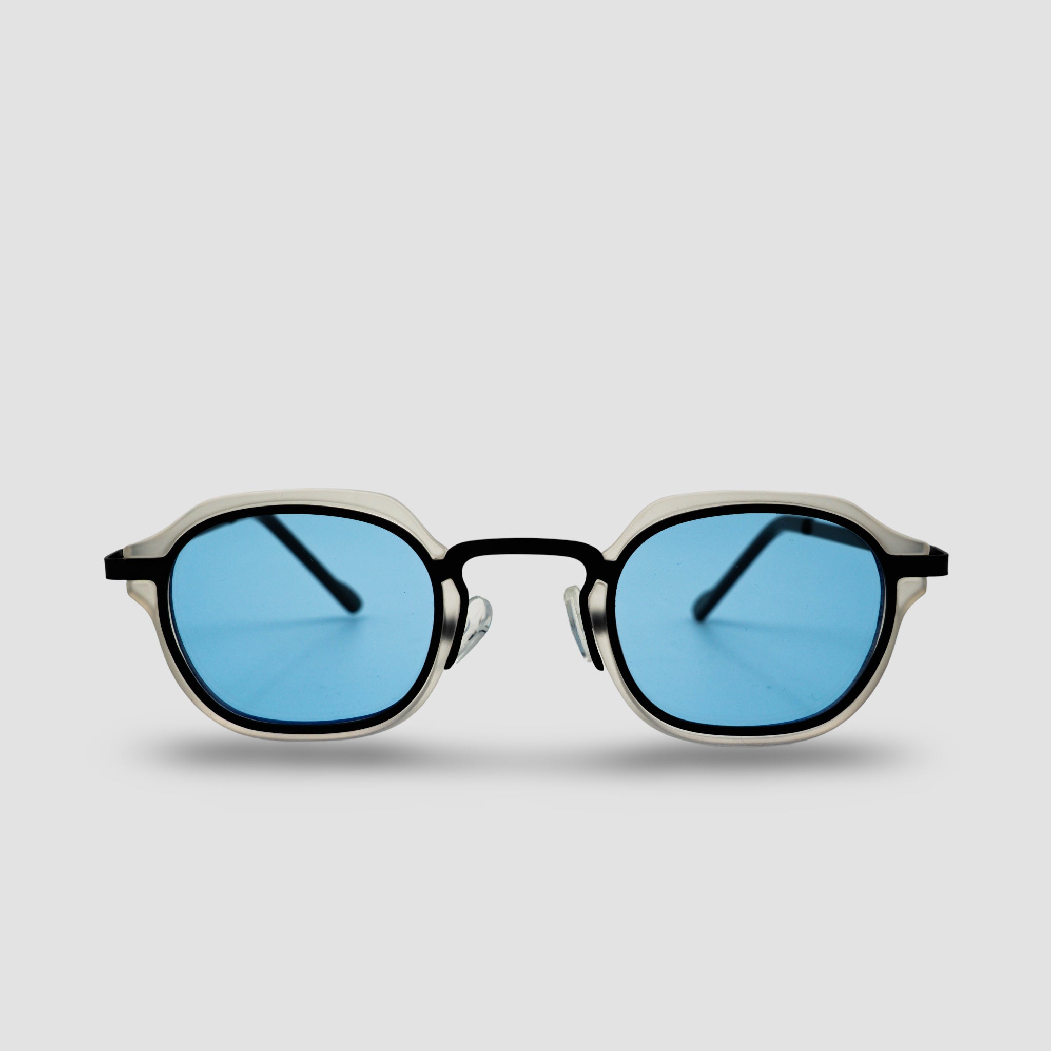 Stijlvolle zonnebril met blauwe glazen en zwart-wit montuur, perfect voor een trendy look.