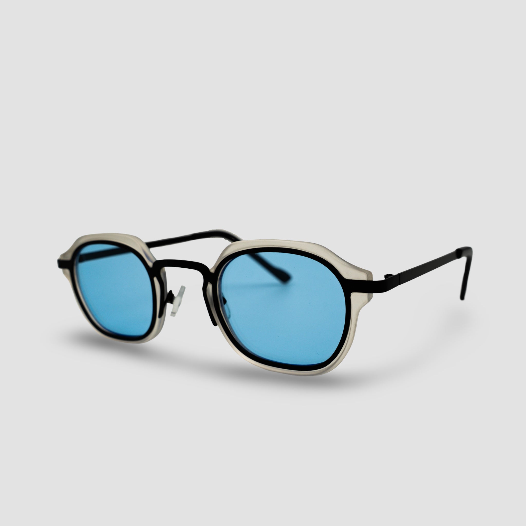 Stijlvolle zonnebril met blauwe glazen en zwart-wit montuur, perfect voor zomerse dagen.