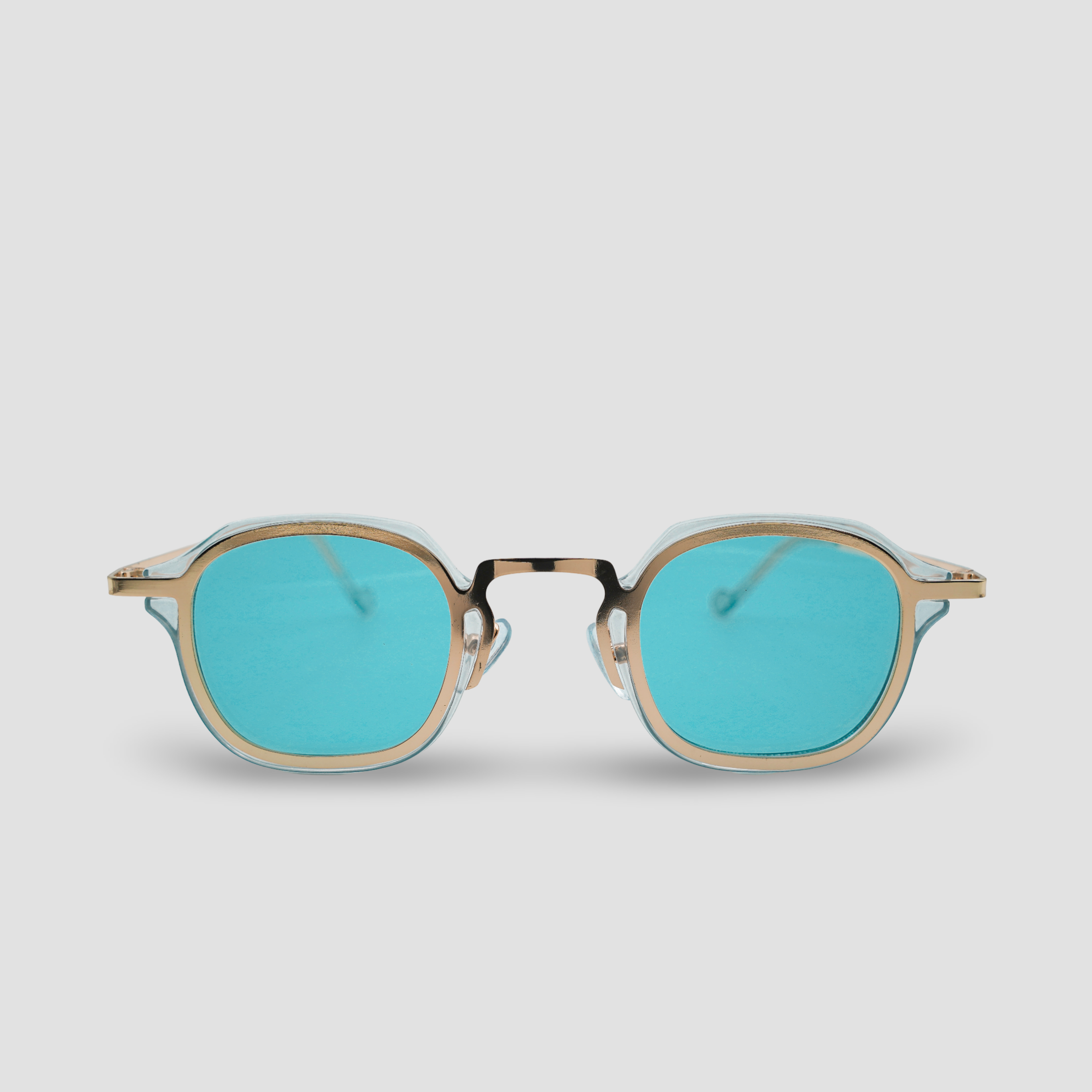 Stijlvolle zonnebril met blauwe glazen en gouden montuur, perfect voor zomerse dagen.