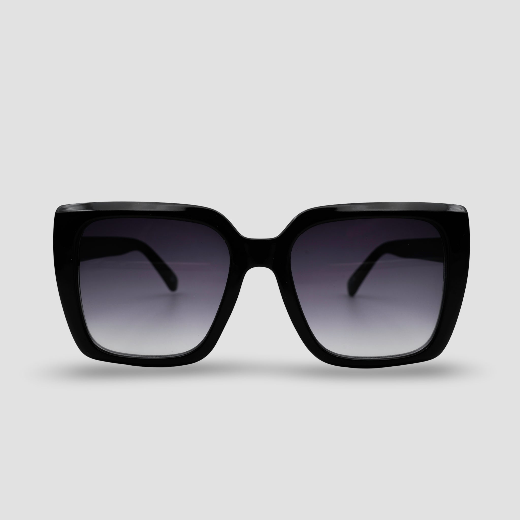 Stijlvolle zwarte zonnebril met vierkante vorm en grijze gradatieglazen, perfect voor een modieuze look.