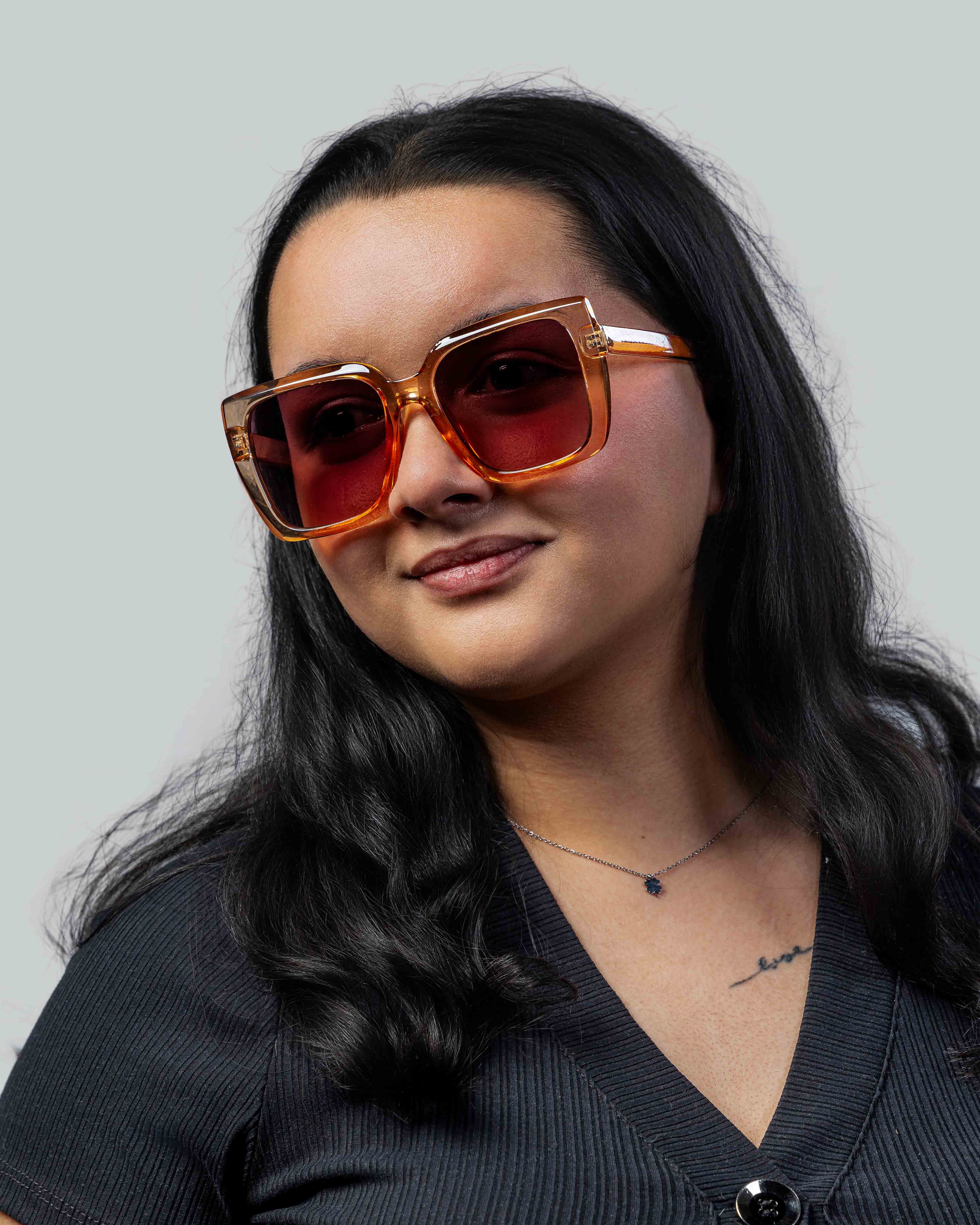 Vrouw met stijlvolle oranje zonnebril, perfect voor een trendy look