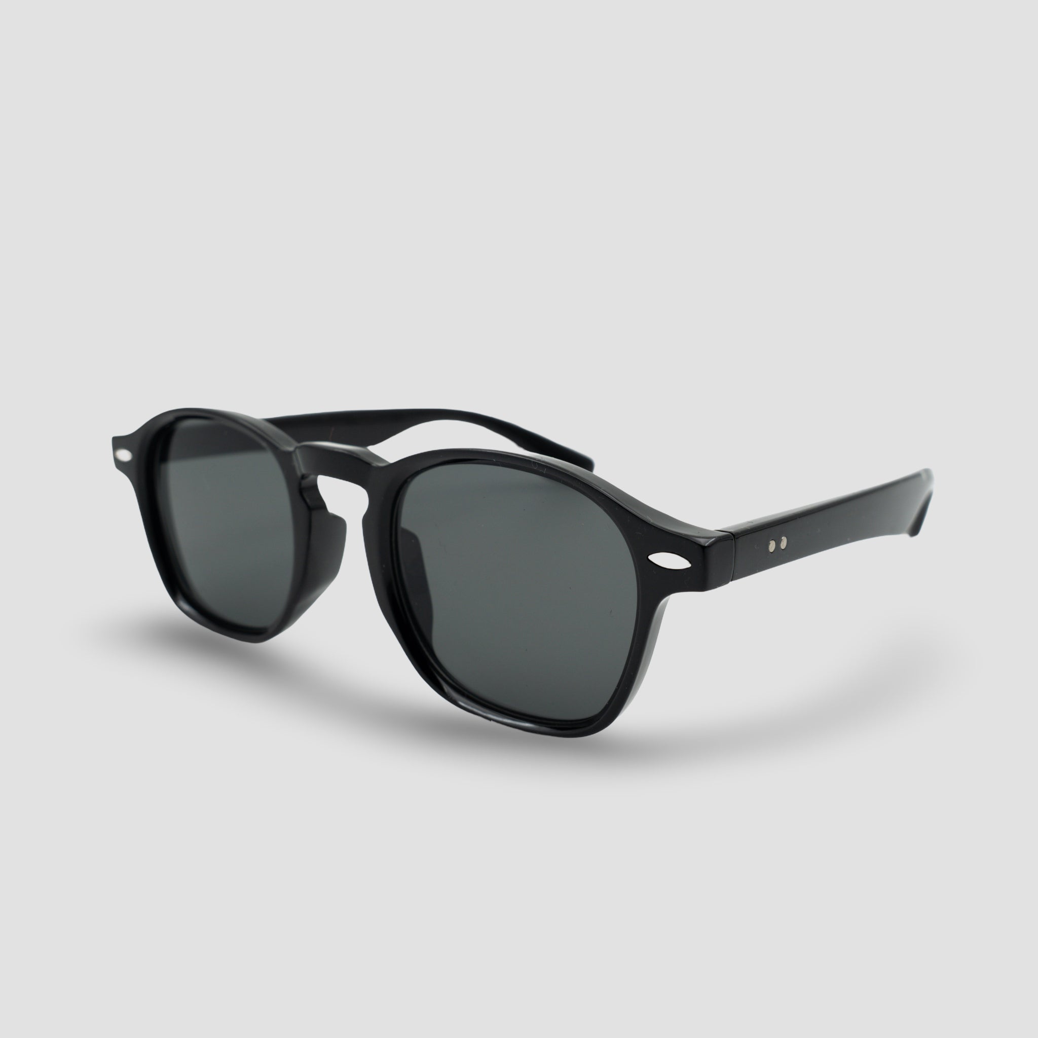Stijlvolle zwarte zonnebril met donkere glazen, perfect voor dagelijks gebruik en zonbescherming.