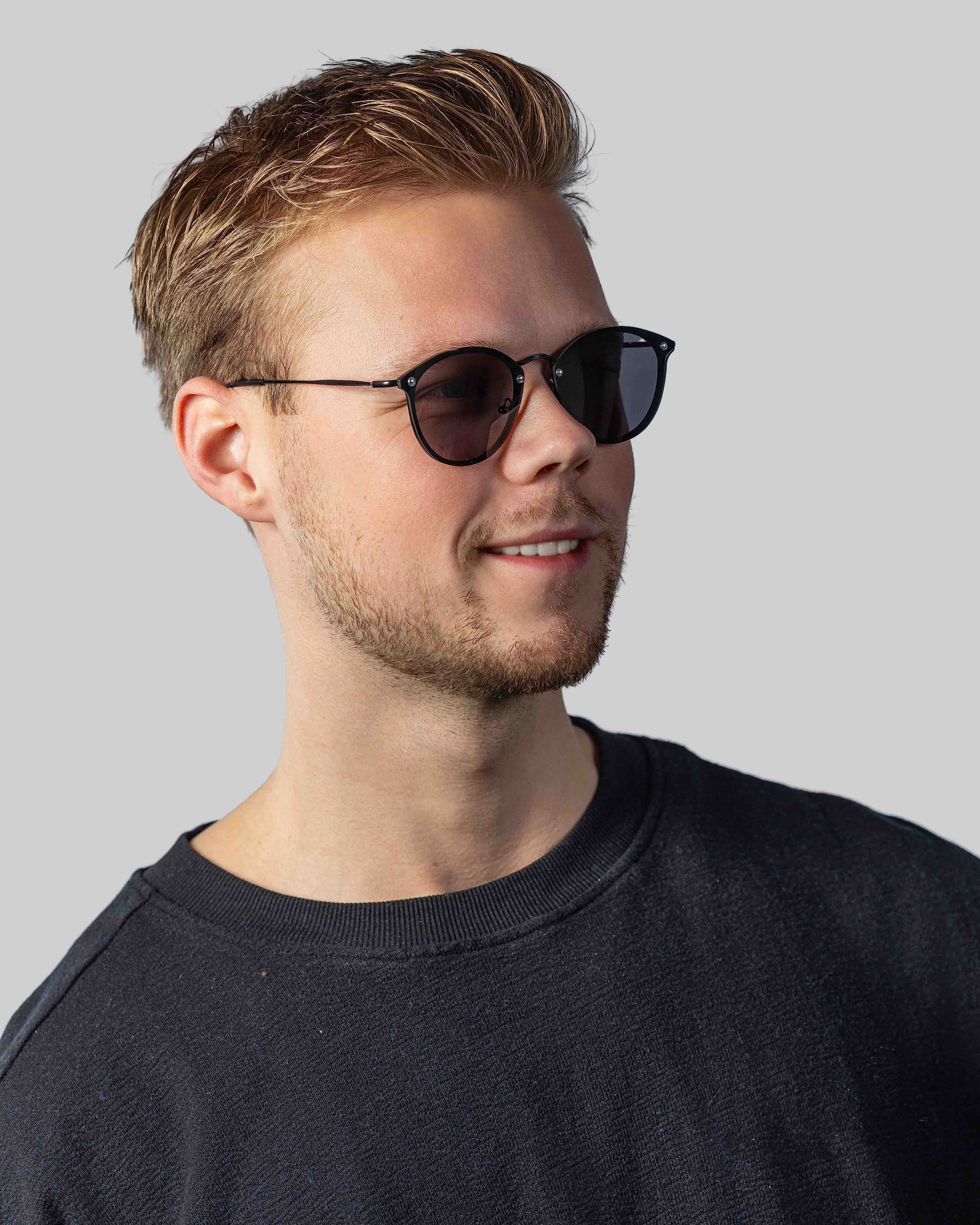 Stijlvolle zwarte zonnebril met ronde glazen voor mannen, perfect voor een moderne look