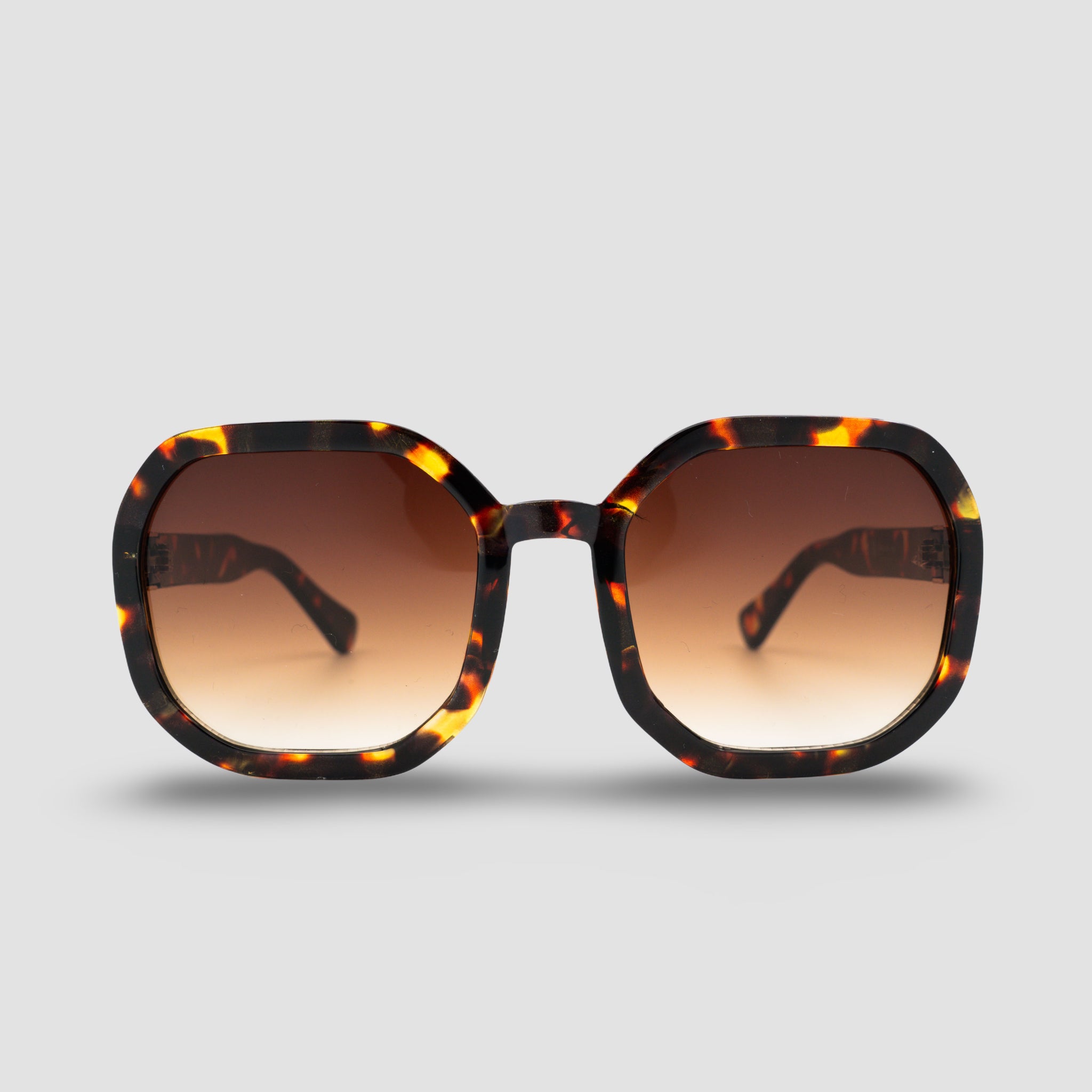 Stijlvolle zonnebril met schildpadpatroon en bruine glazen, perfect voor een trendy look.