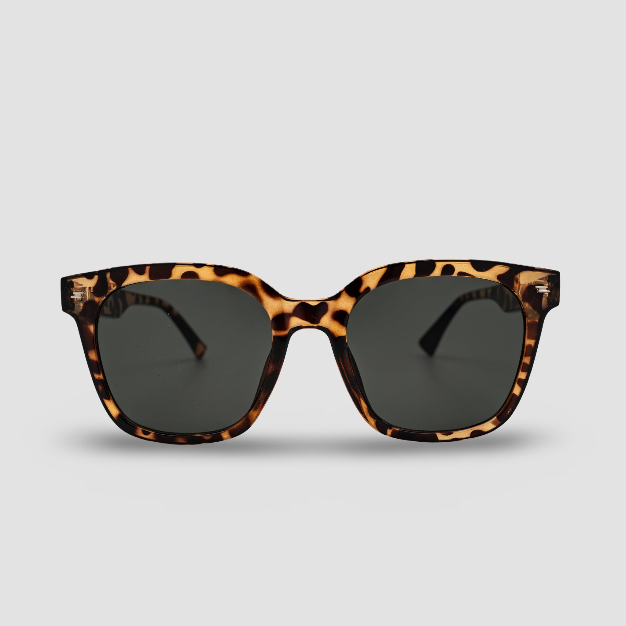 Stijlvolle zonnebril met luipaardprint en donkere glazen, perfect voor een trendy look.
