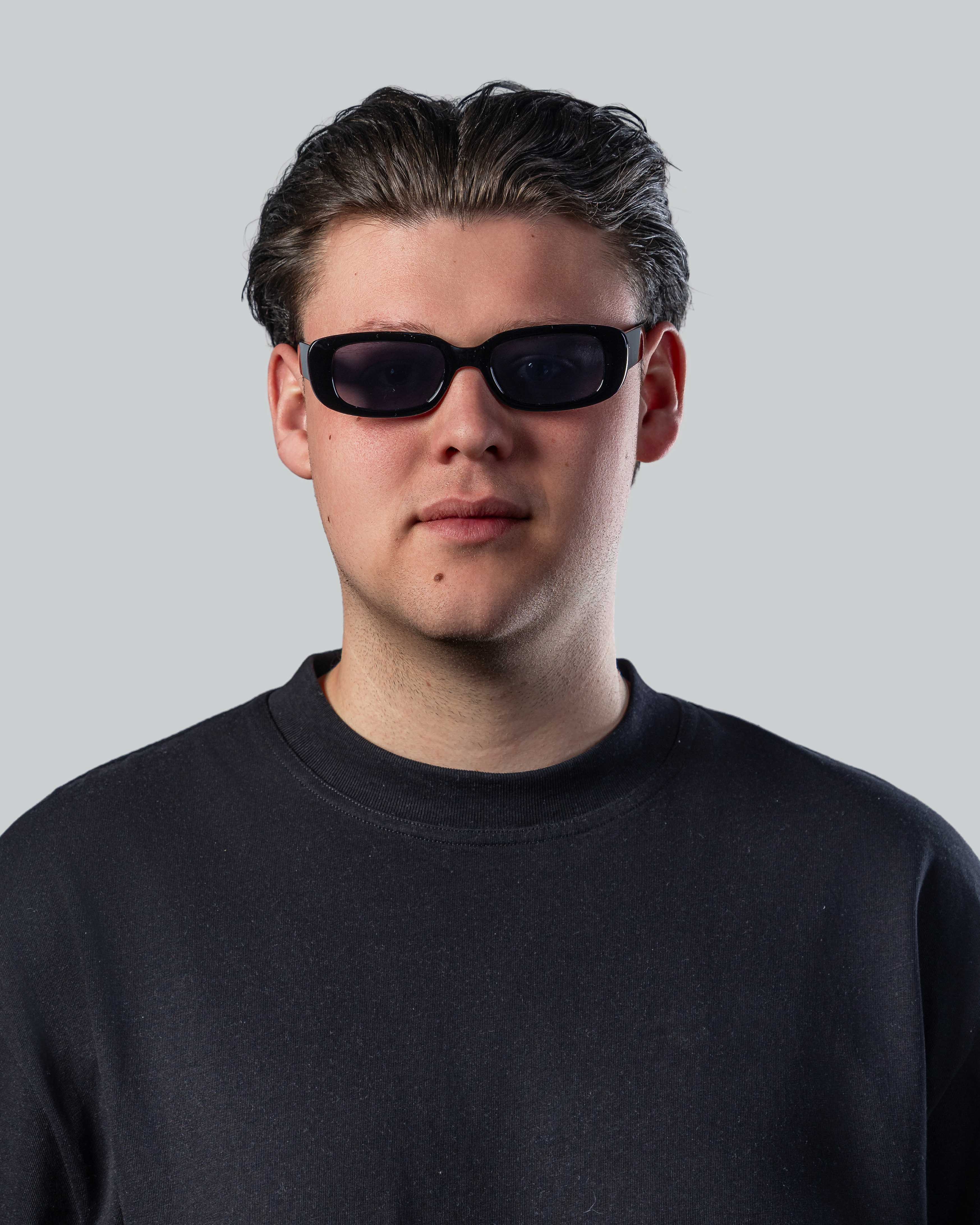 Stijlvolle zwarte zonnebril met rechthoekig montuur, perfect voor een moderne look