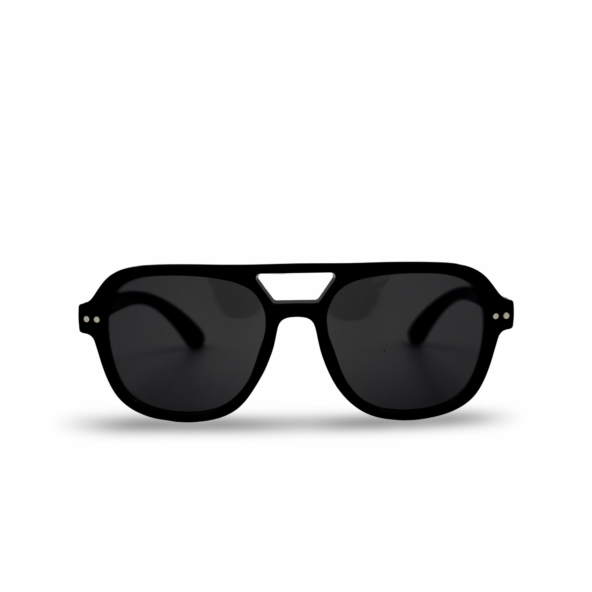 Stijlvolle zwarte zonnebril met uniek frameontwerp en donkere glazen, perfect voor zonbescherming en mode.