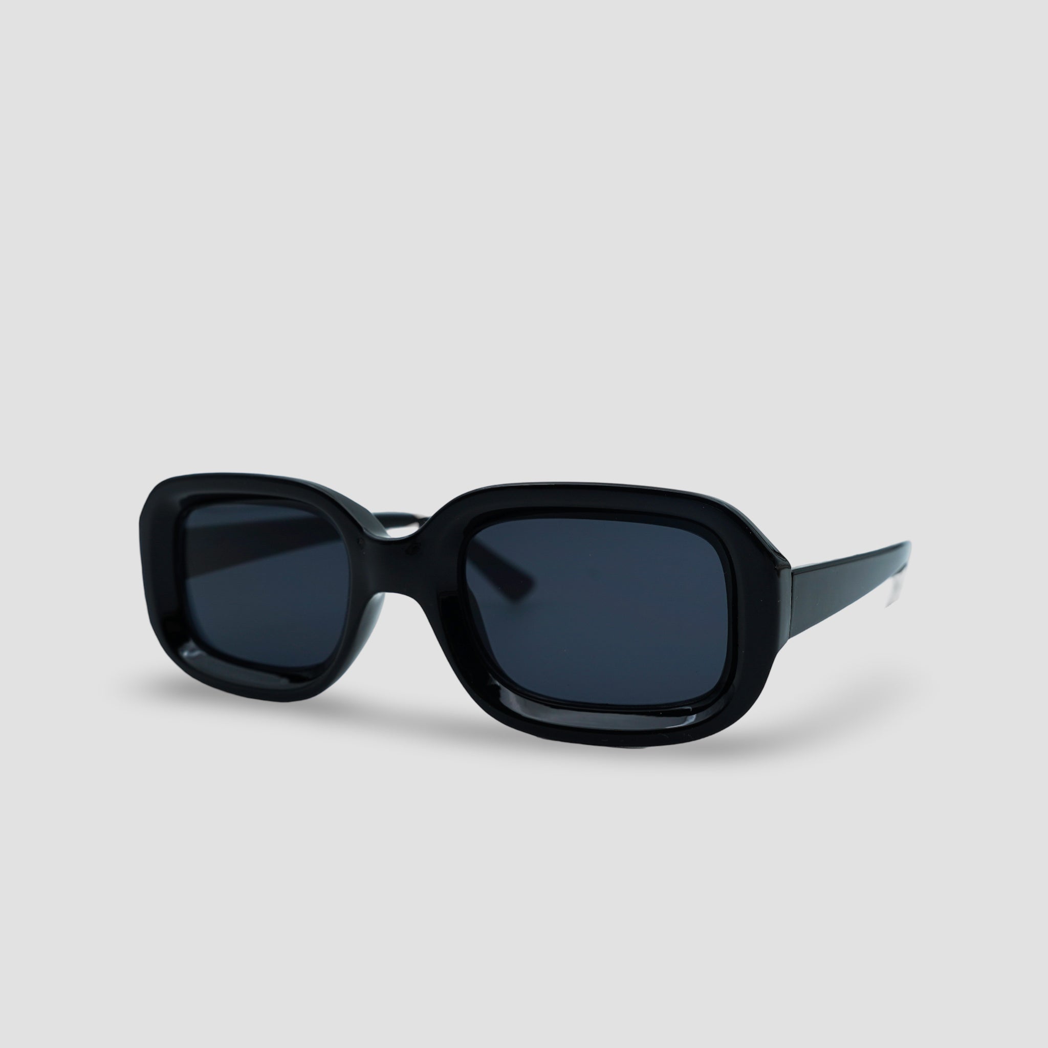 Stijlvolle zwarte zonnebril met rechthoekig montuur en donkere glazen, perfect voor een modieus look.