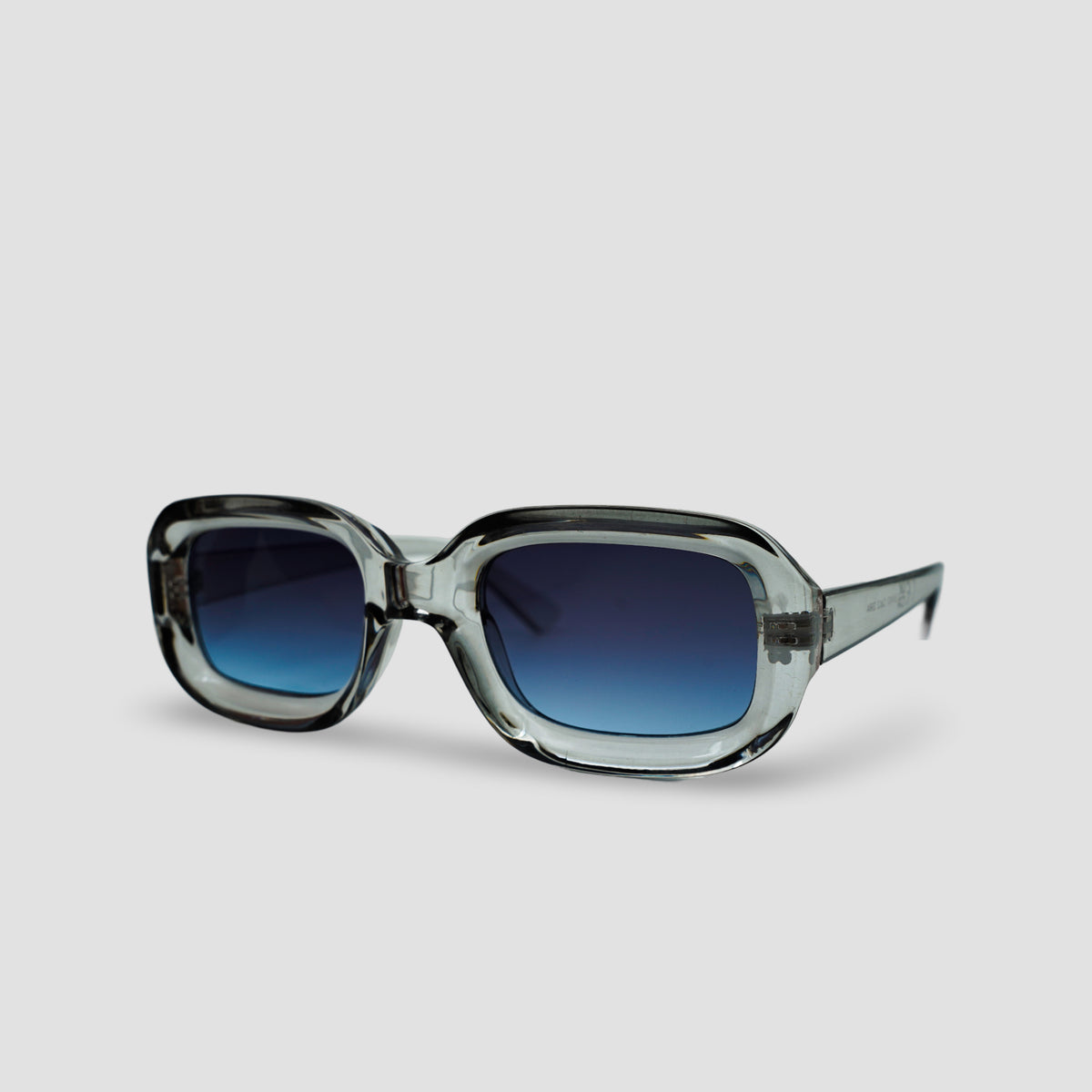 Stijlvolle zonnebril met transparant montuur en blauwe gradient glazen, perfect voor zomerse dagen.