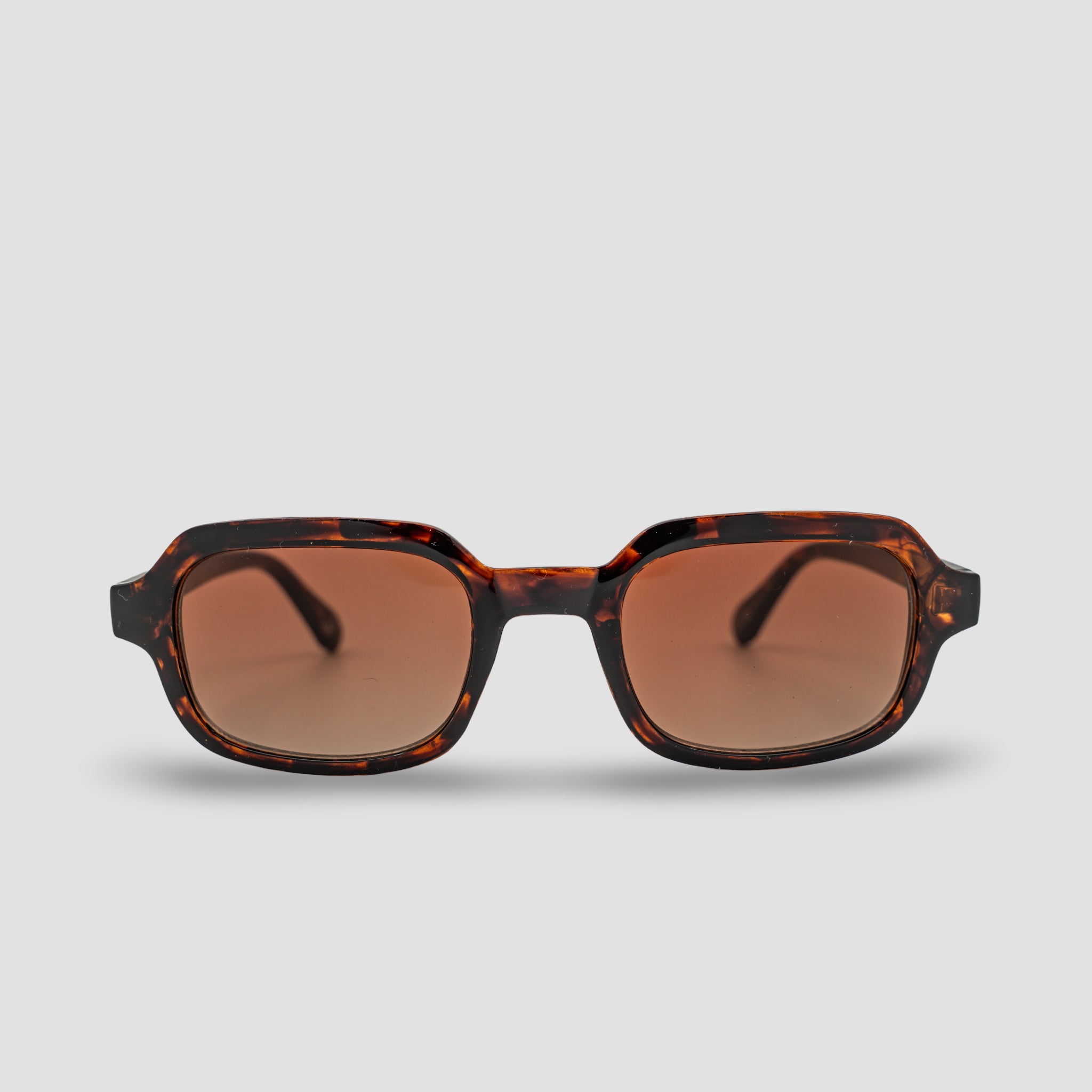 Stijlvolle zonnebril met schildpadpatroon en bruine glazen, perfect voor een modieus look.