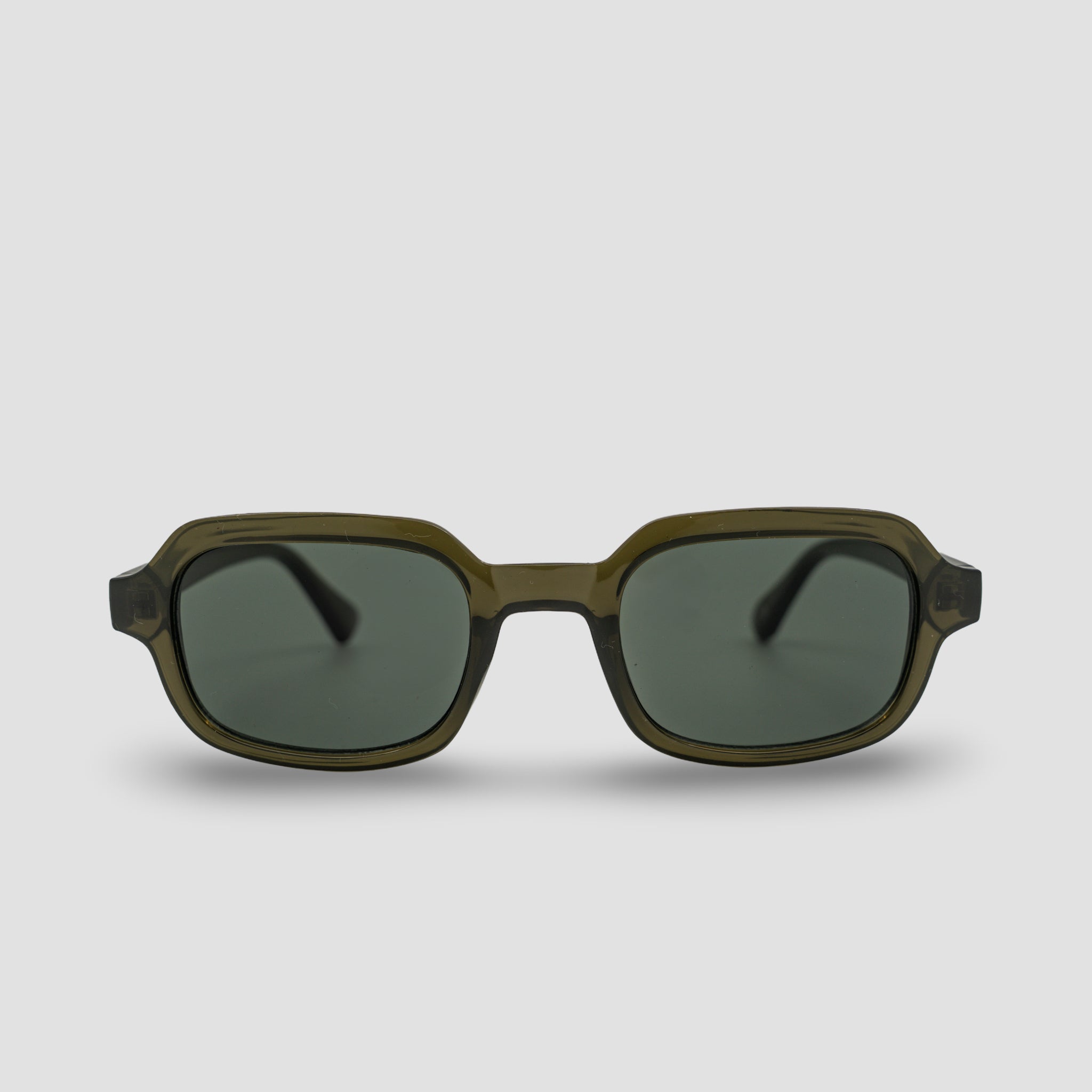 Stijlvolle groene zonnebril met vierkante montuur en donkere glazen, perfect voor dagelijks gebruik.