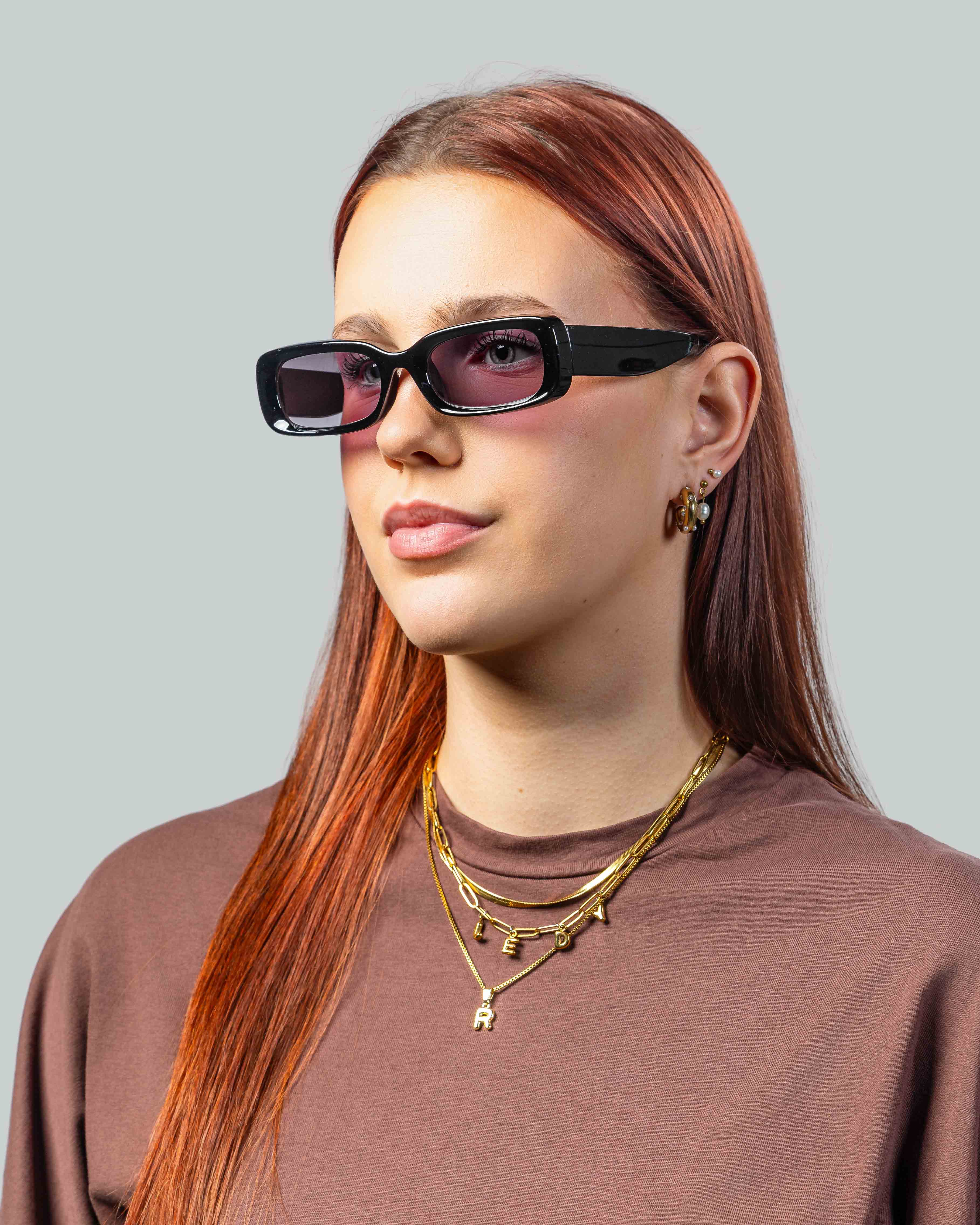 Vrouw met stijlvolle zwarte zonnebril, perfect voor een modieuze look