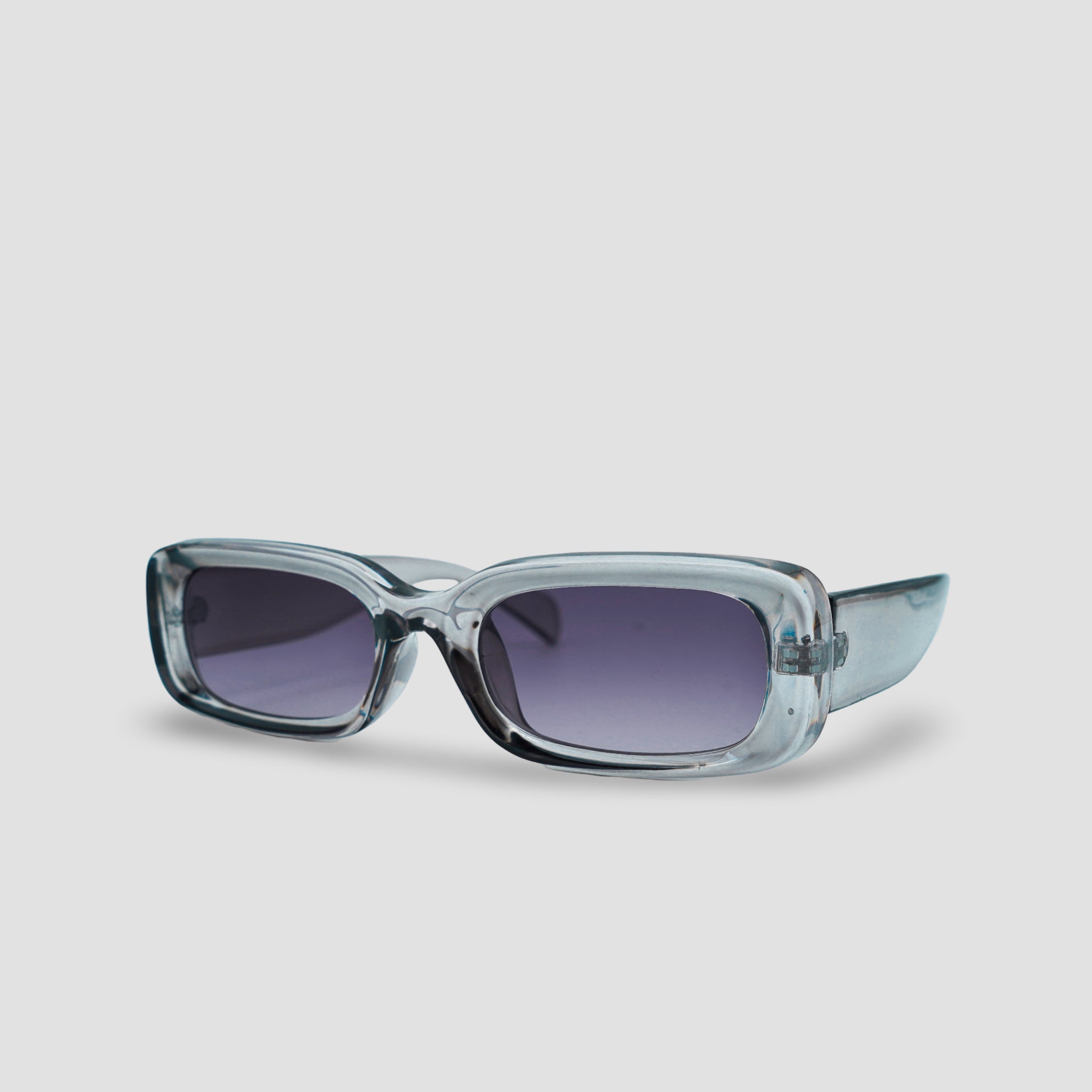 Stijlvolle zonnebril met transparante montuur en paarse glazen, perfect voor een moderne look.