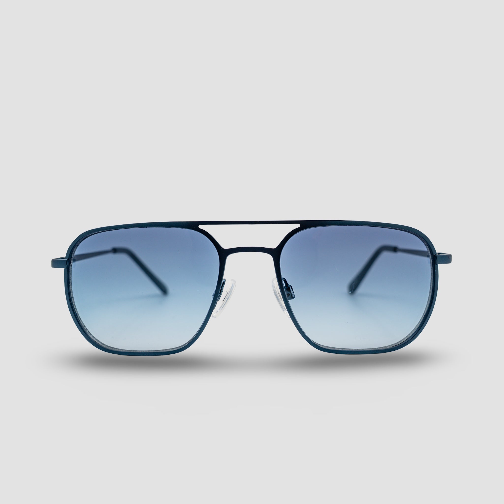 Stijlvolle zonnebril met blauwe gradient glazen en donker montuur, perfect voor zonnige dagen.
