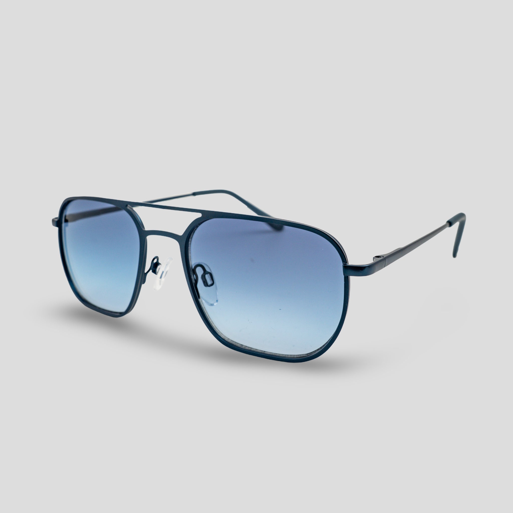 Stijlvolle zonnebril met blauwe gradient glazen en donker metalen montuur, perfect voor zomerse dagen.