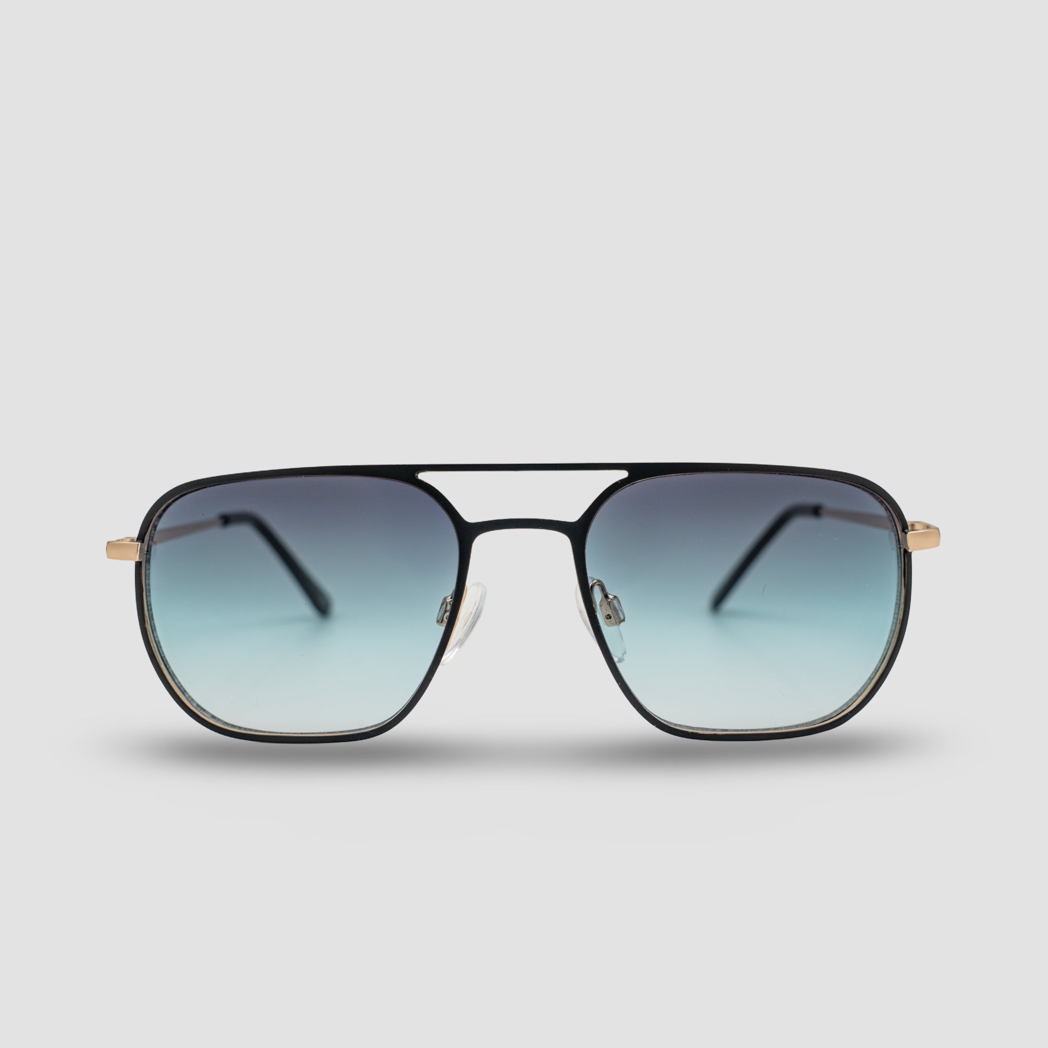 Stijlvolle zonnebril met blauwe gradient glazen en zwarte montuur, perfect voor zomerse dagen.