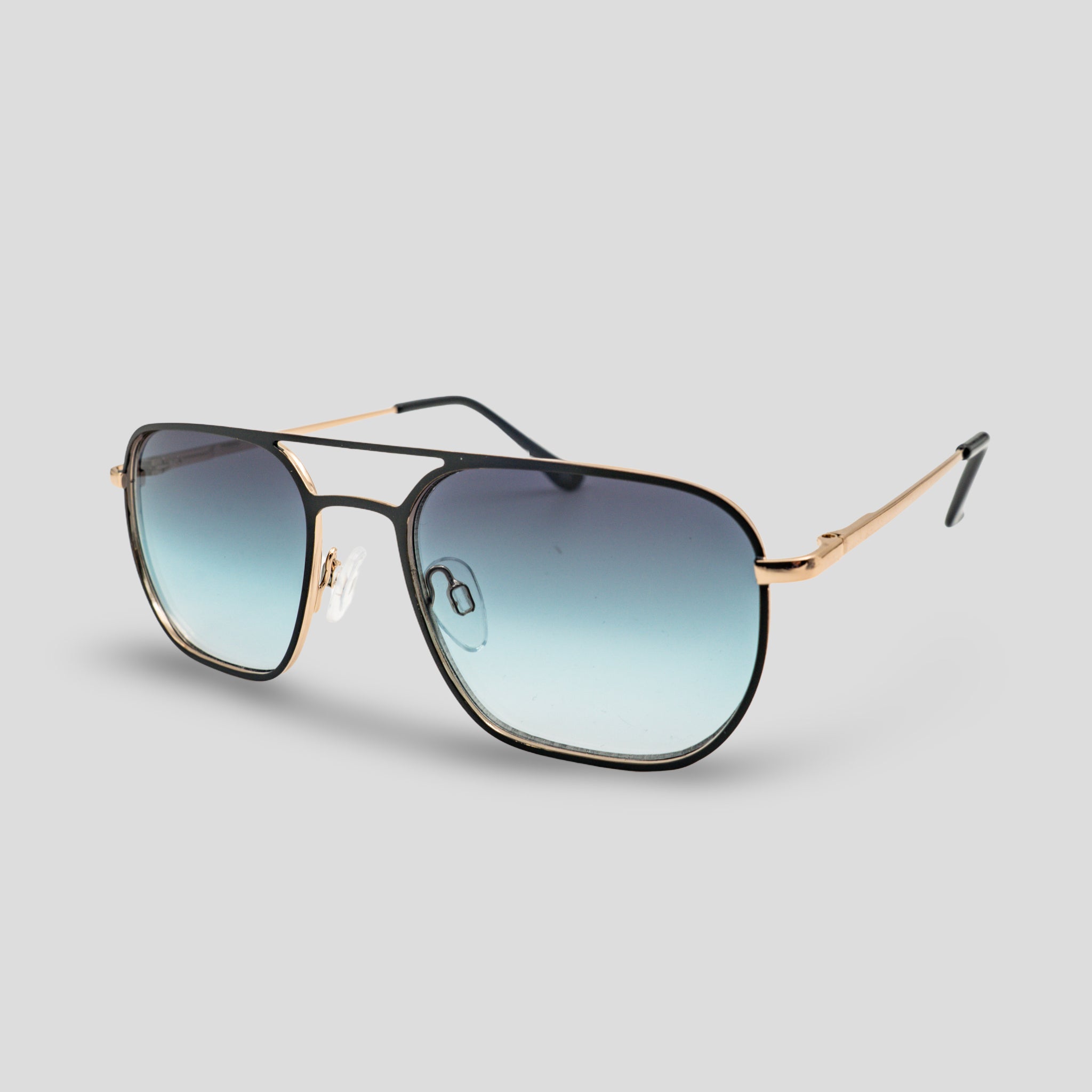 Stijlvolle zonnebril met blauwe gradient glazen en goudkleurige montuur, perfect voor zomerse dagen.