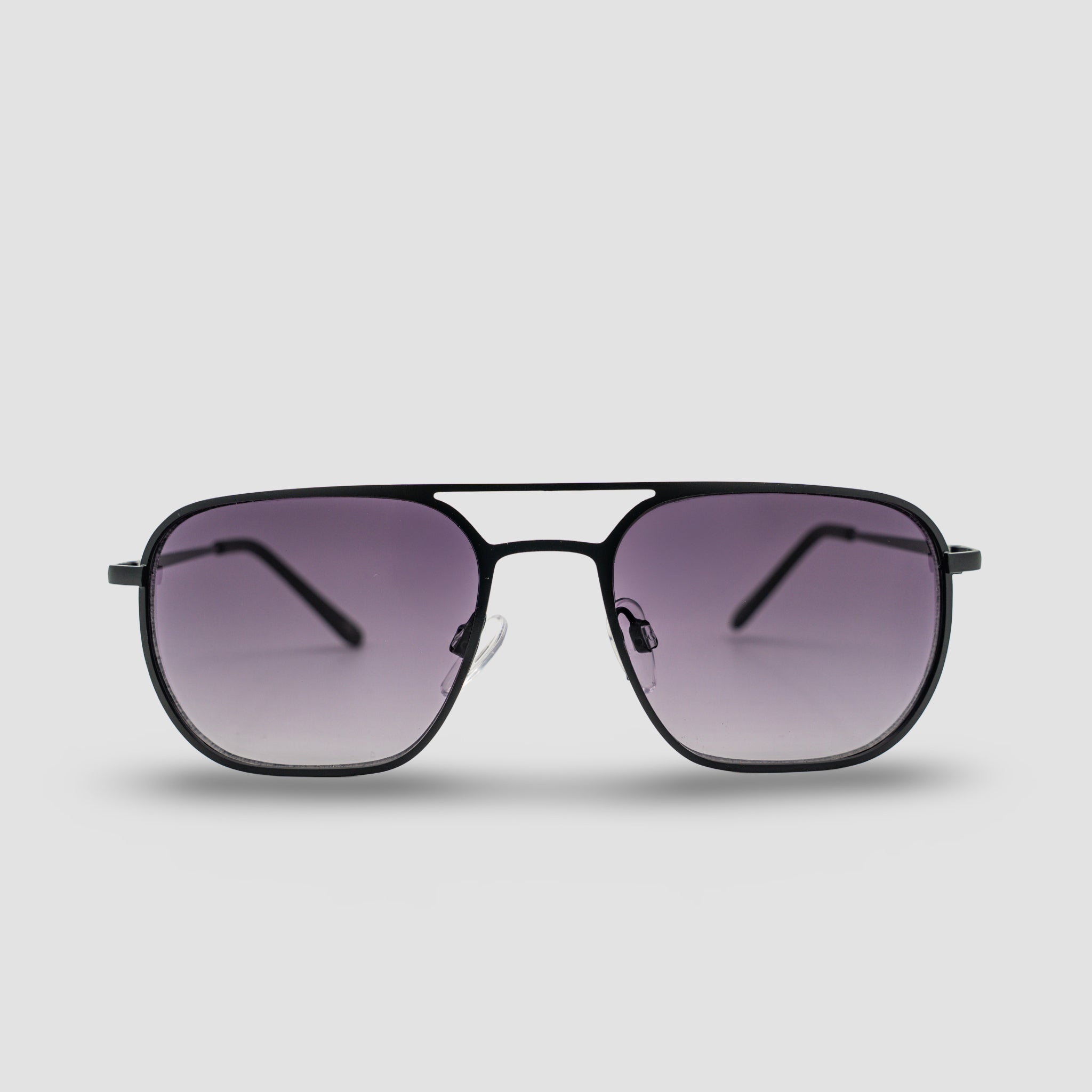 Stijlvolle zonnebril met zwarte montuur en paarse glazen, perfect voor zonbescherming en mode.