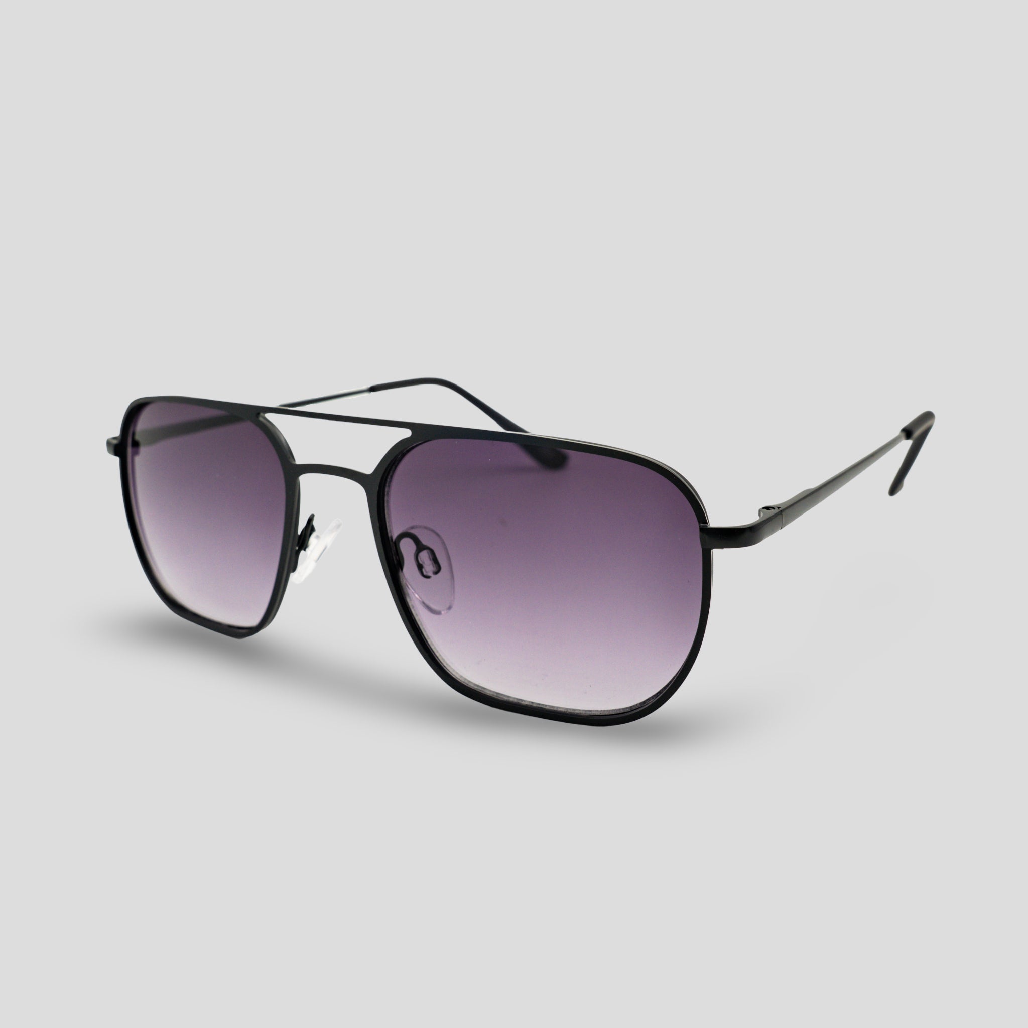 Stijlvolle zonnebril met paarse gradient glazen en zwarte metalen montuur, perfect voor zonnige dagen.