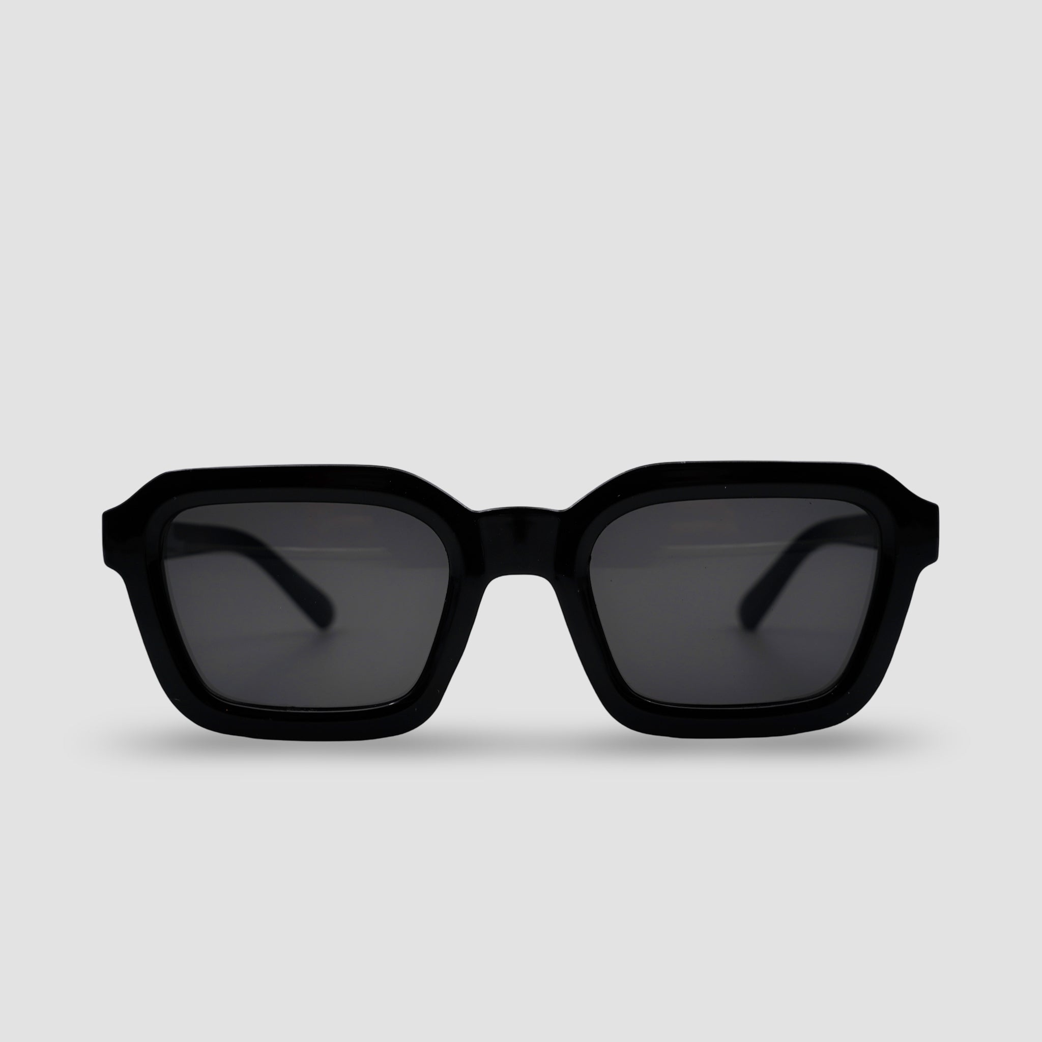 Stijlvolle zwarte zonnebril met vierkante montuur en donkere glazen, perfect voor moderne look