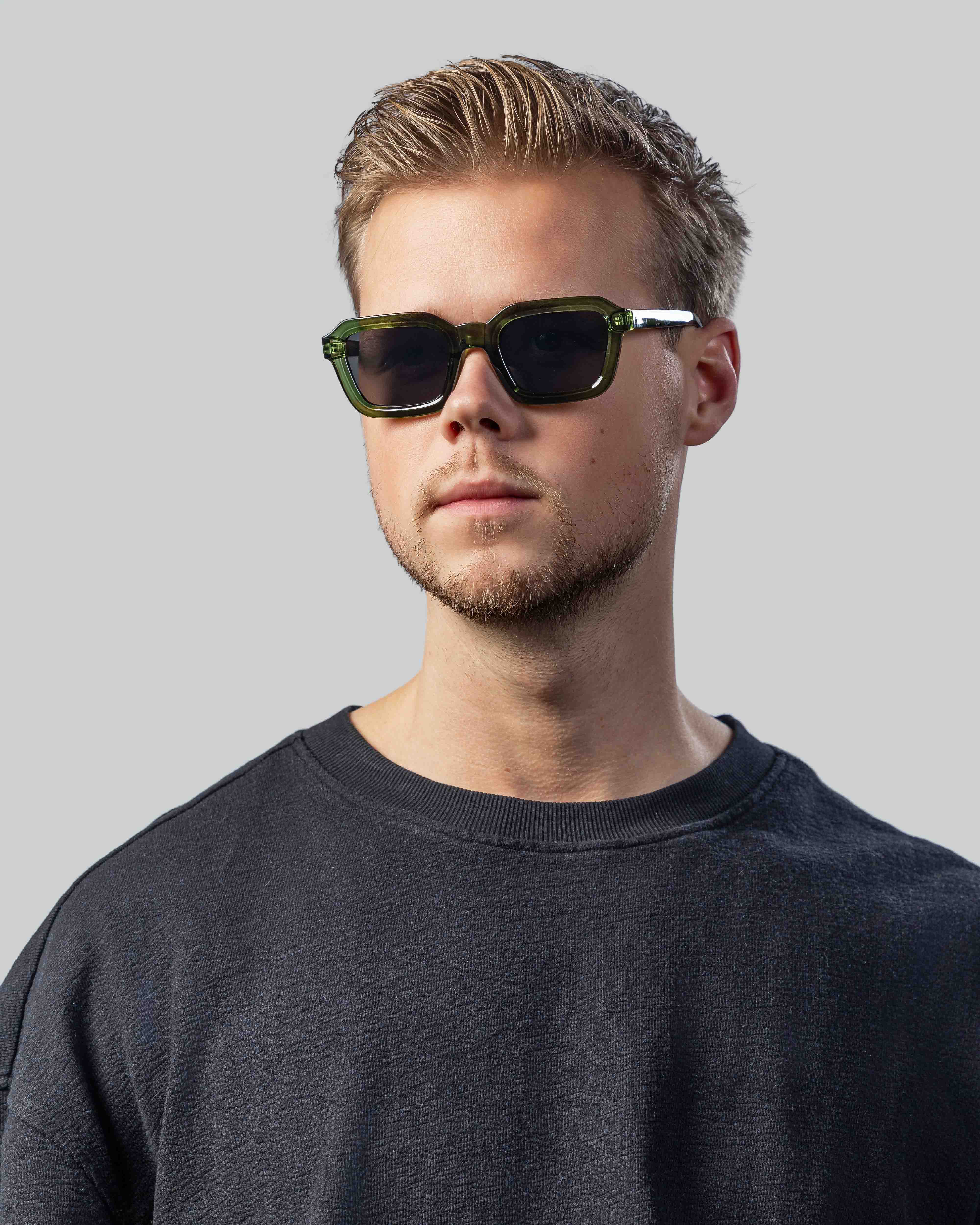Stijlvolle groene zonnebril met vierkante montuur voor mannen, perfect voor een moderne look.