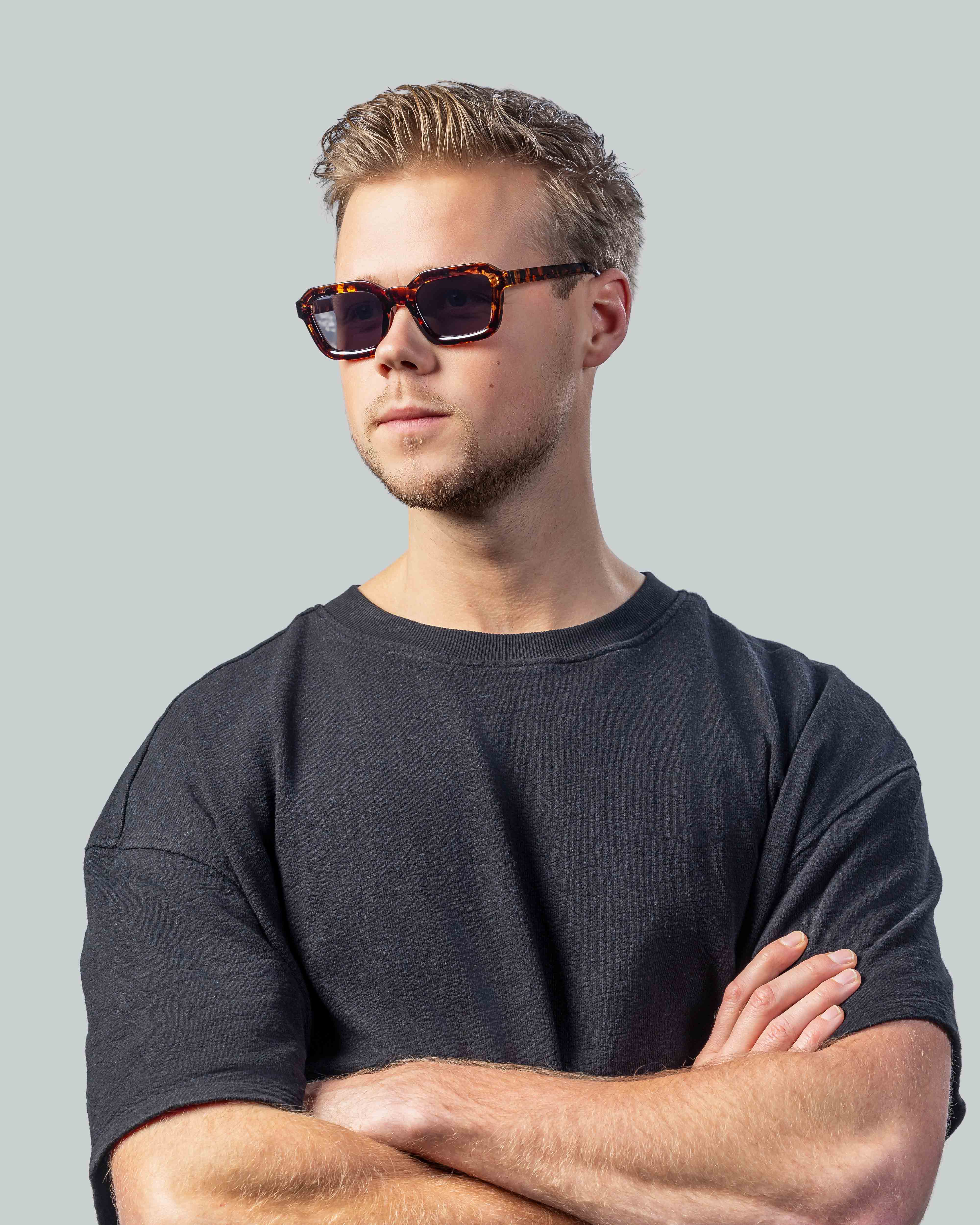 Stijlvolle zonnebril met schildpadpatroon, perfect voor een moderne look