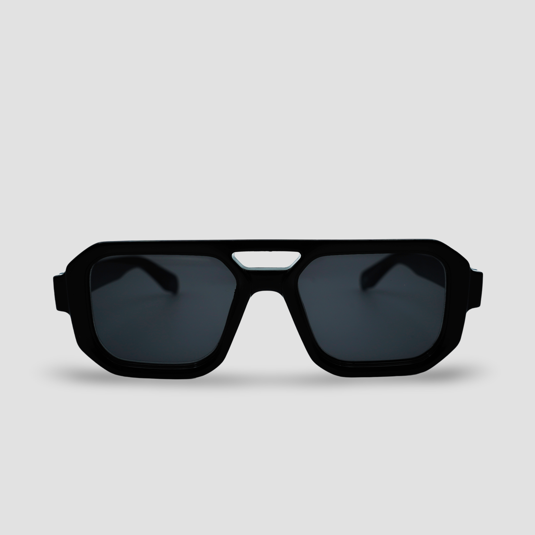 Stijlvolle zwarte zonnebril met geometrisch frame en donkere glazen, perfect voor moderne look