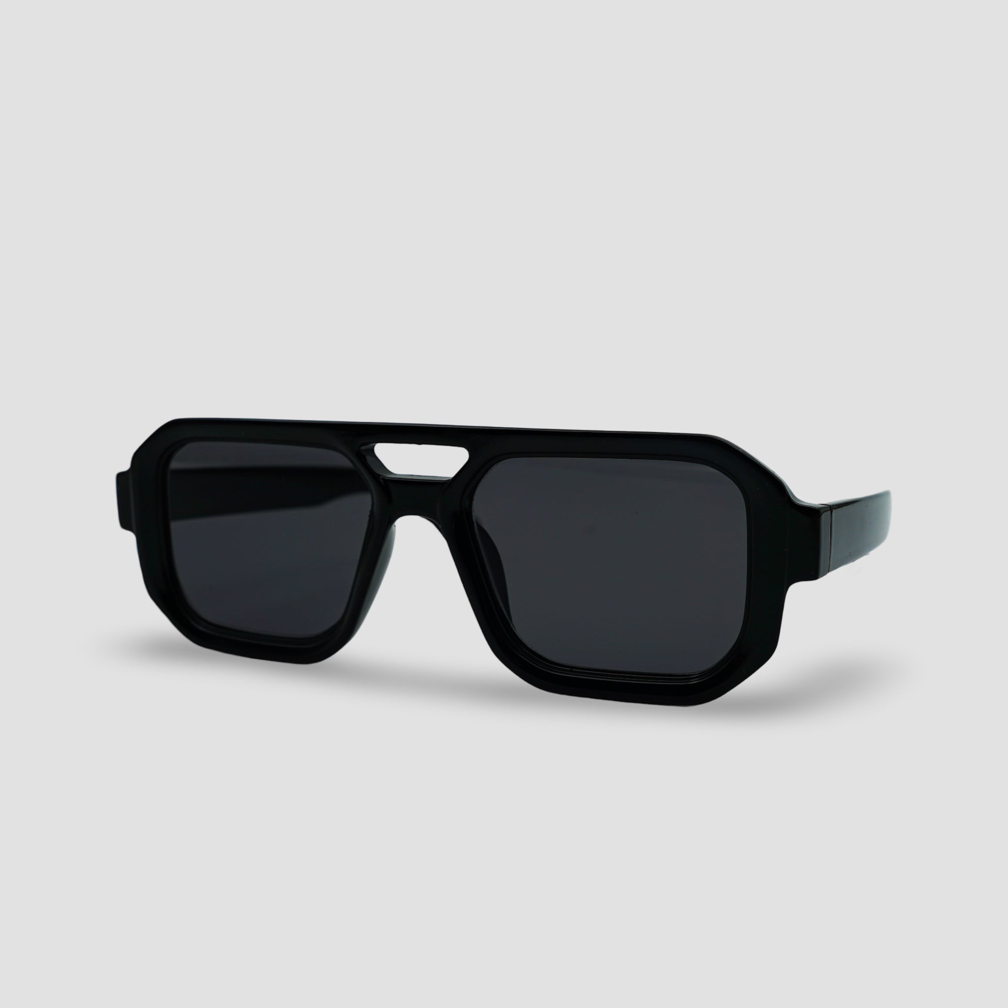 Stijlvolle zwarte zonnebril met geometrisch frame en donkere glazen, perfect voor moderne look.