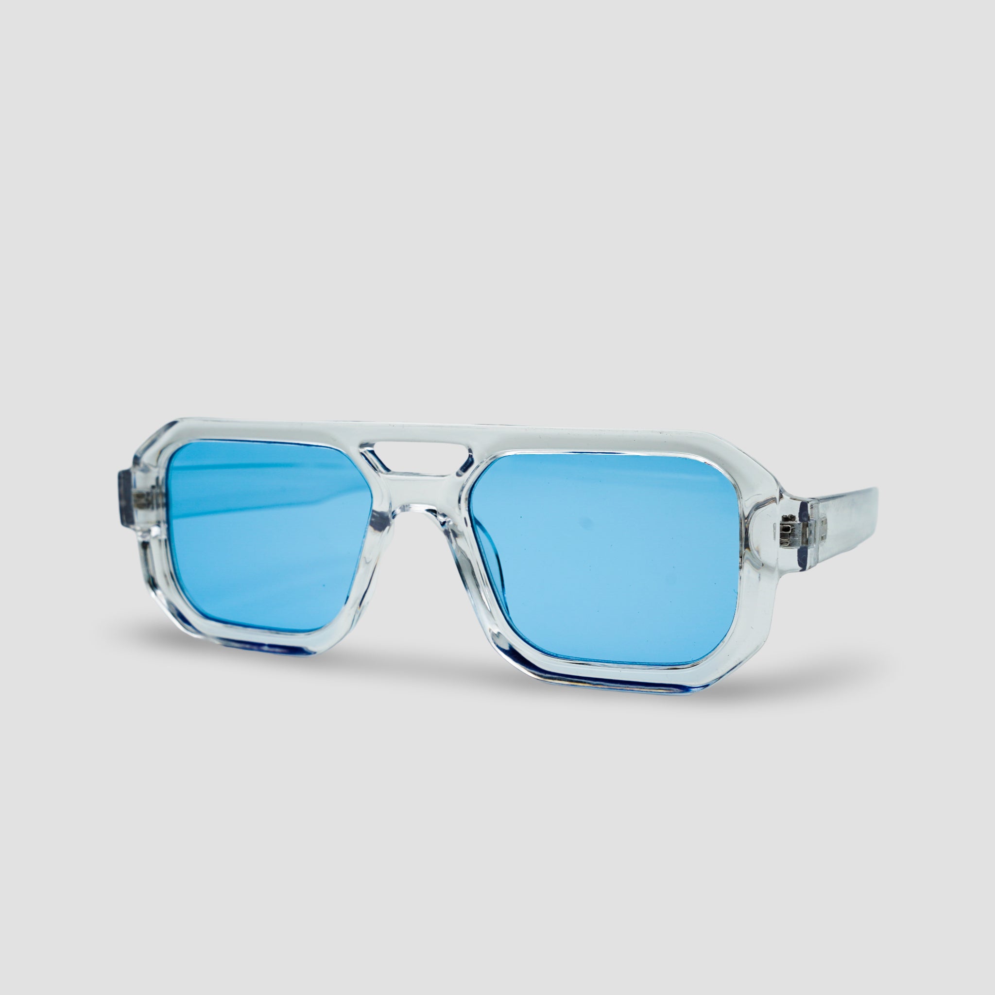 Stijlvolle zonnebril met transparant montuur en blauwe glazen, perfect voor een trendy look.