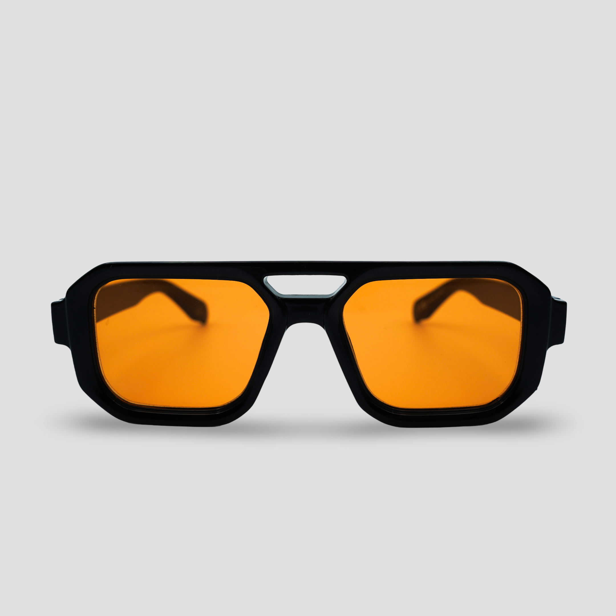 Stijlvolle zonnebril met zwarte montuur en oranje glazen, perfect voor een trendy look.