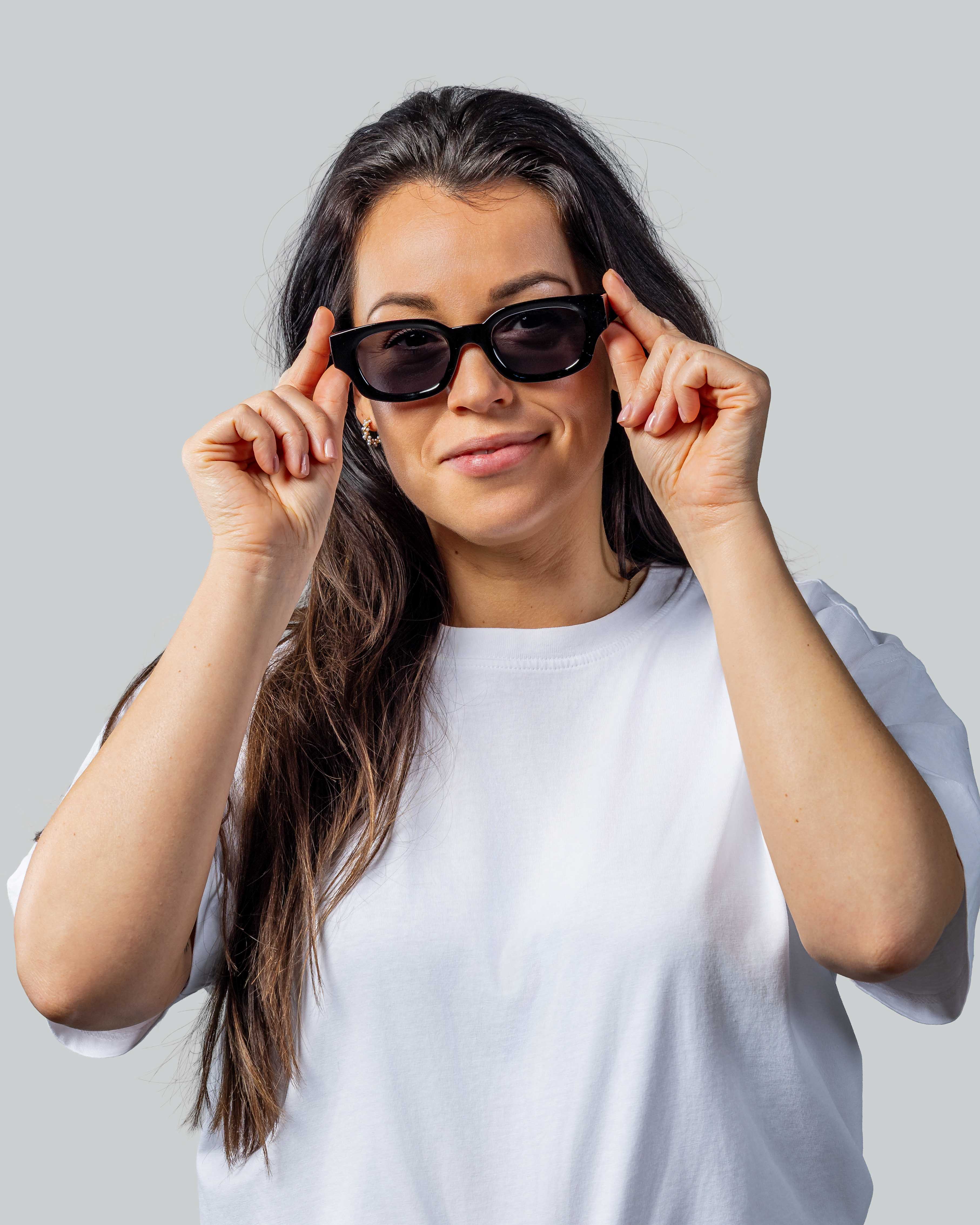 Vrouw met stijlvolle zwarte zonnebril, perfect voor zomerse dagen en dagelijks gebruik.