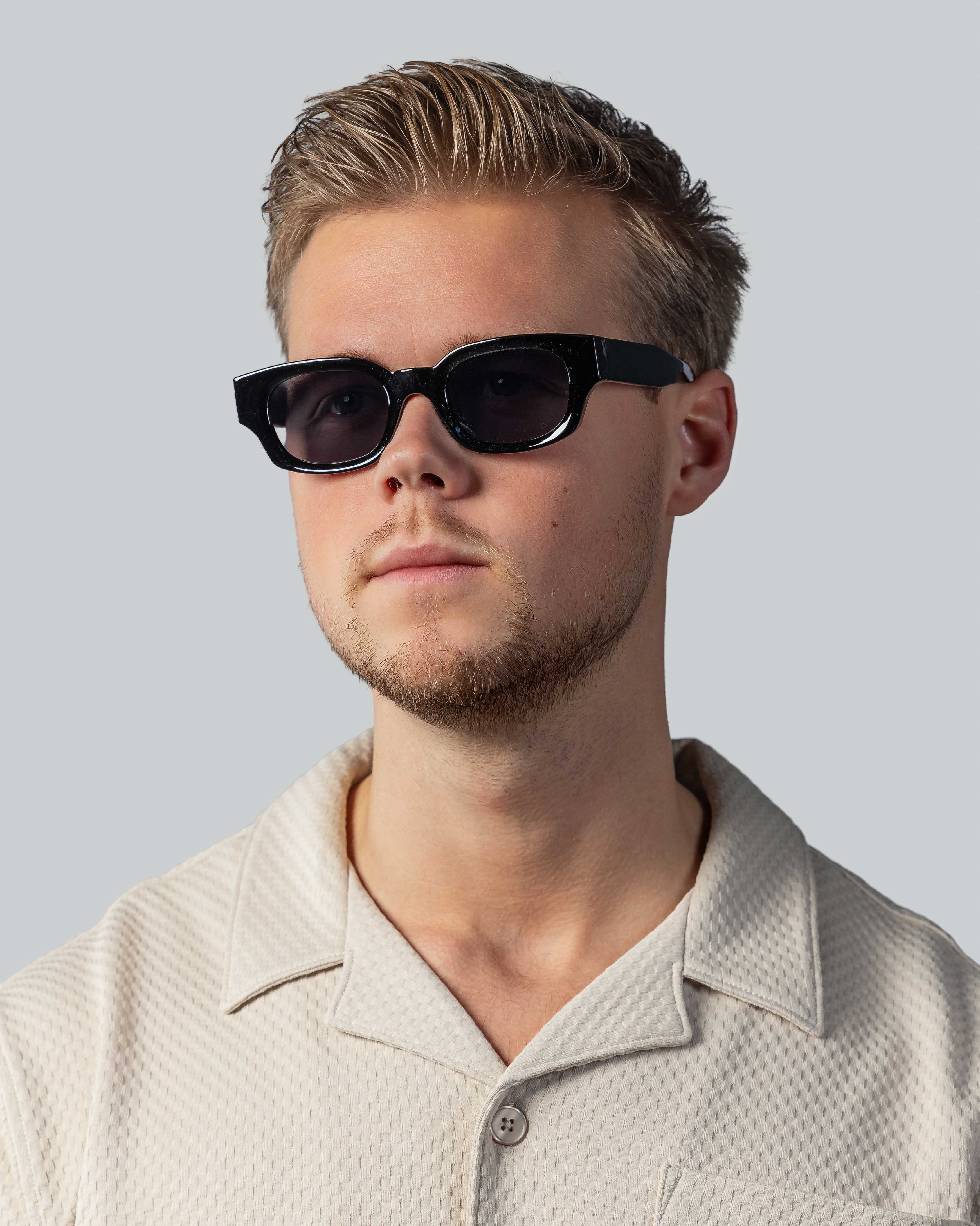 Stijlvolle zwarte zonnebril voor mannen, perfect voor een moderne look