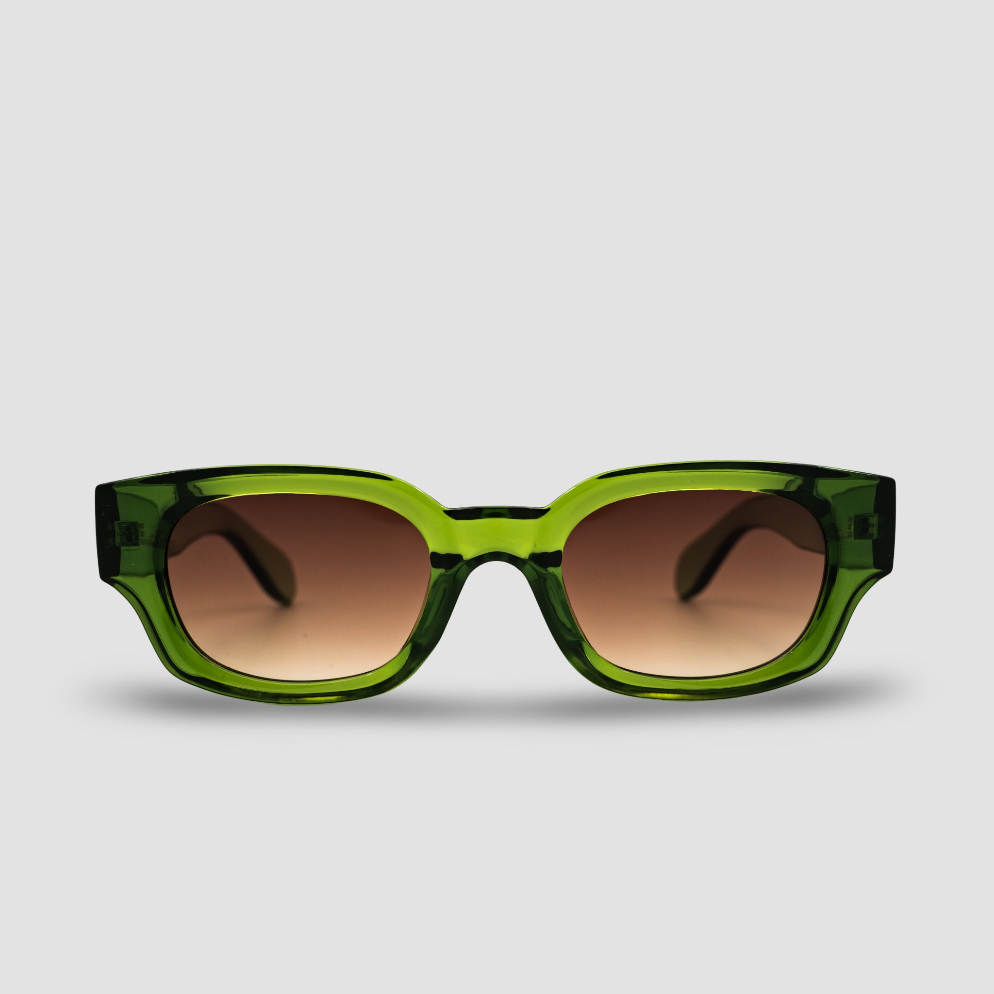 Groene zonnebril met bruine glazen, stijlvol en modern ontwerp voor zomerse dagen.