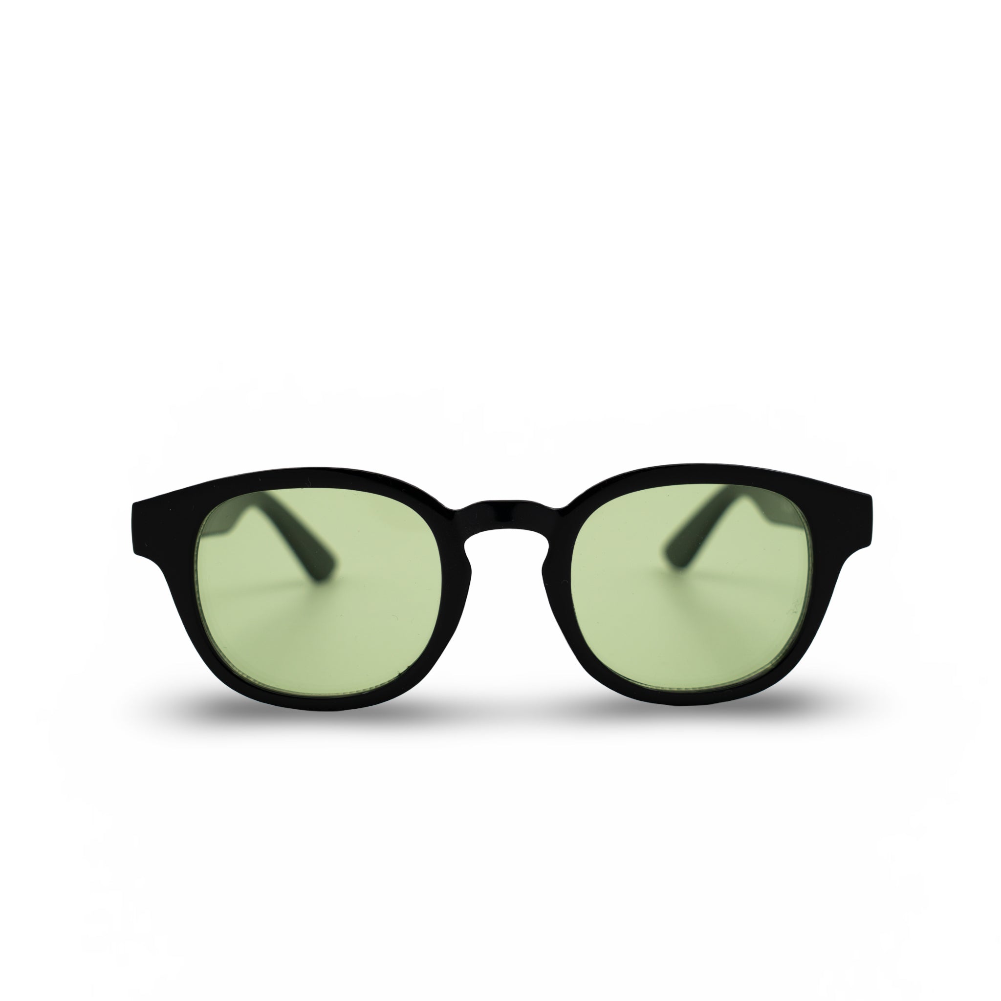 Stijlvolle zonnebril met zwarte montuur en groene glazen, perfect voor zonnige dagen
