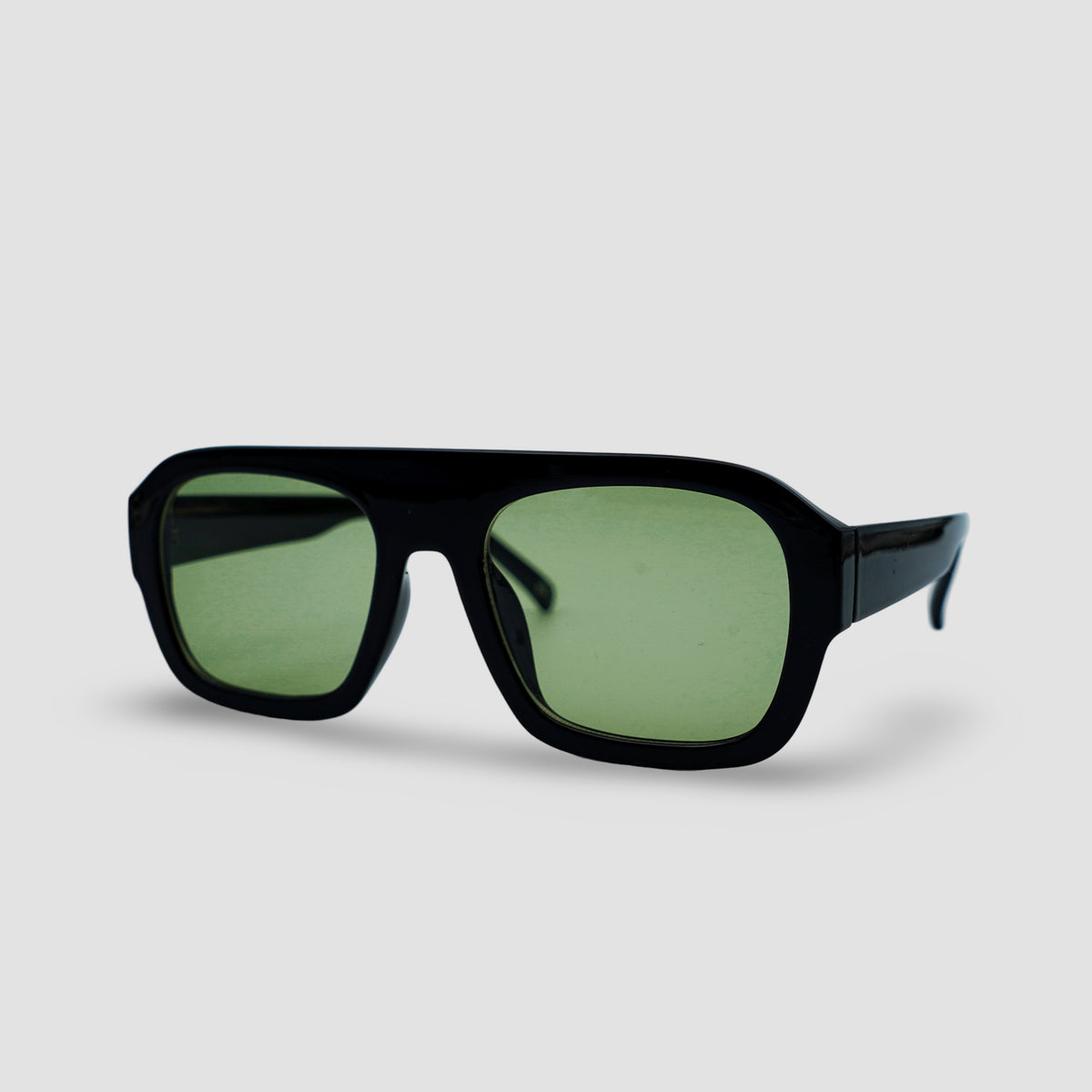 Stijlvolle zonnebril met zwarte montuur en groene glazen, perfect voor zonnige dagen.