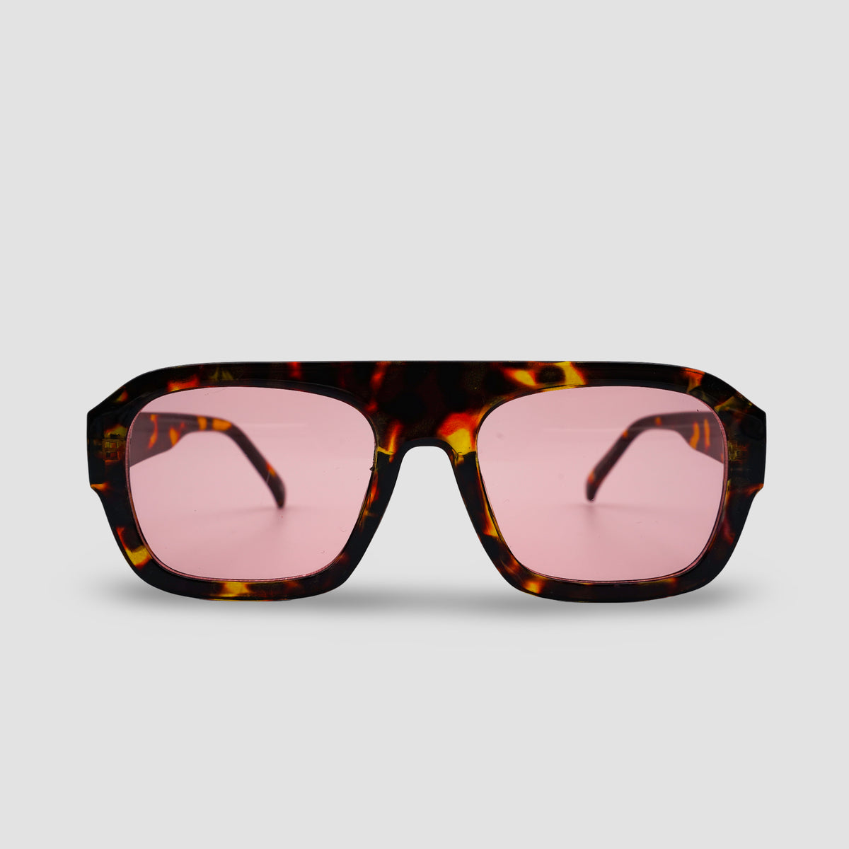 Stijlvolle zonnebril met schildpadpatroon en roze glazen, perfect voor een trendy look.