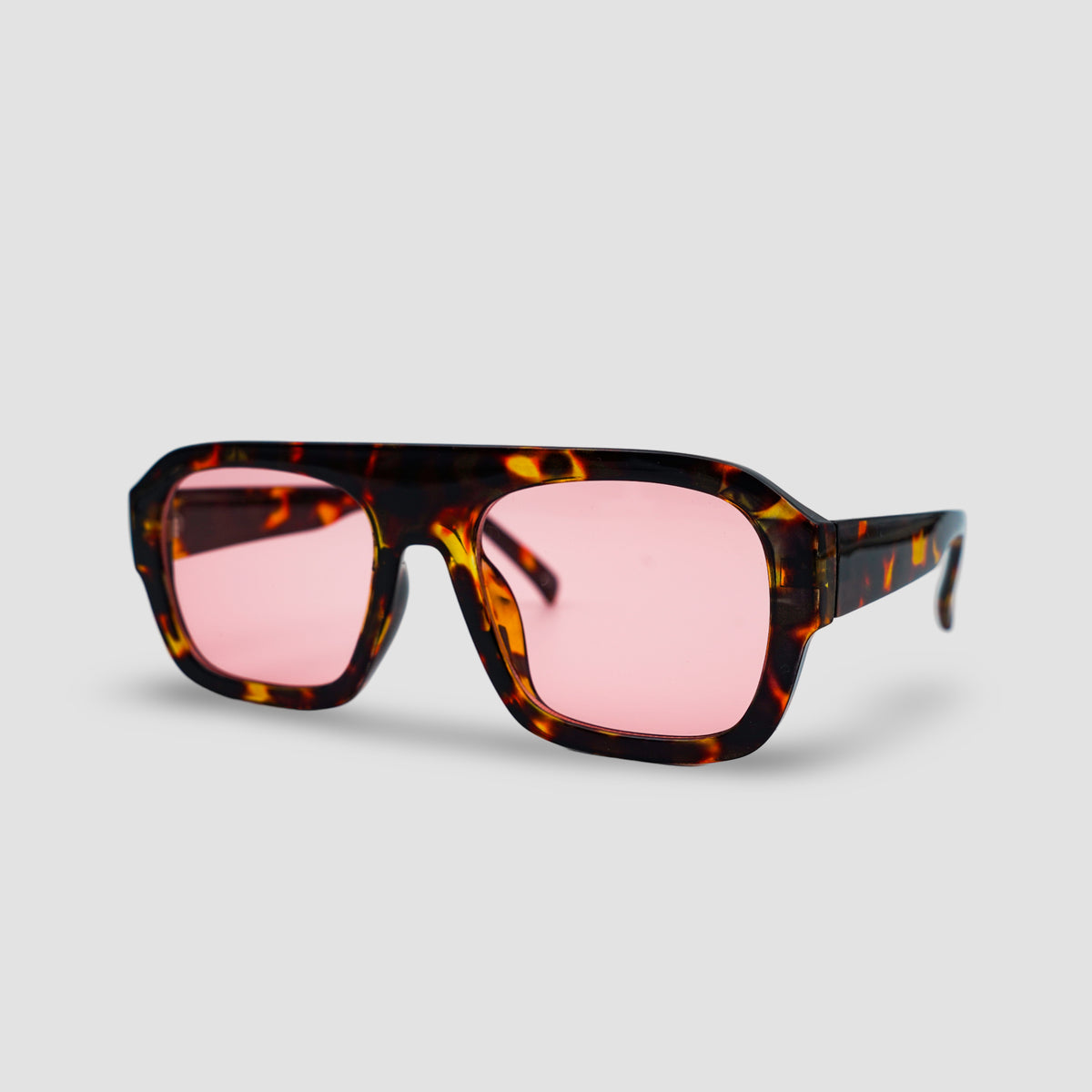Stijlvolle zonnebril met schildpadprint montuur en roze glazen, perfect voor een trendy look.