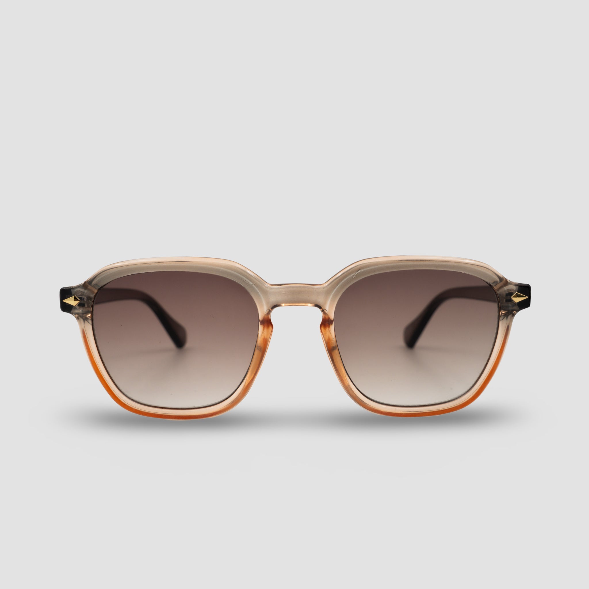 Stijlvolle zonnebril met transparant bruin montuur en goudkleurige accenten, perfect voor zomerse dagen.